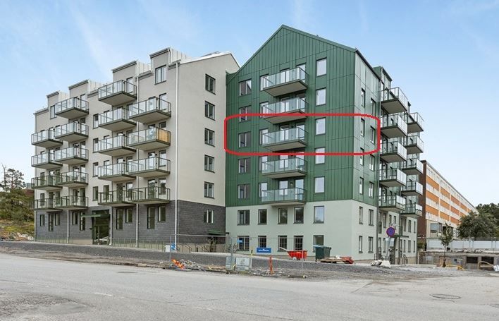 Huset sett från gatan. Lägenheten inringad.