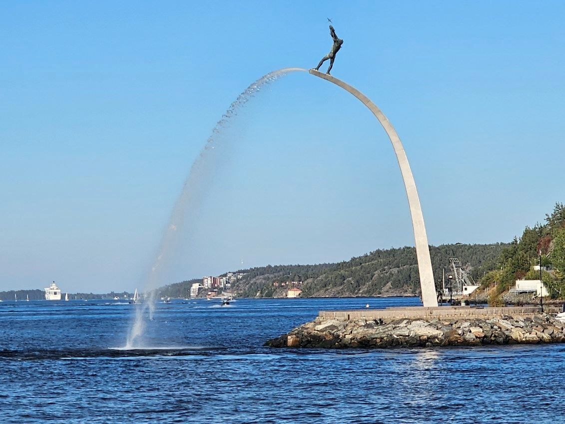 Carl Milles vackra landmärke i Nacka strand, statyn "Gud Fader på himmelsbågen"
