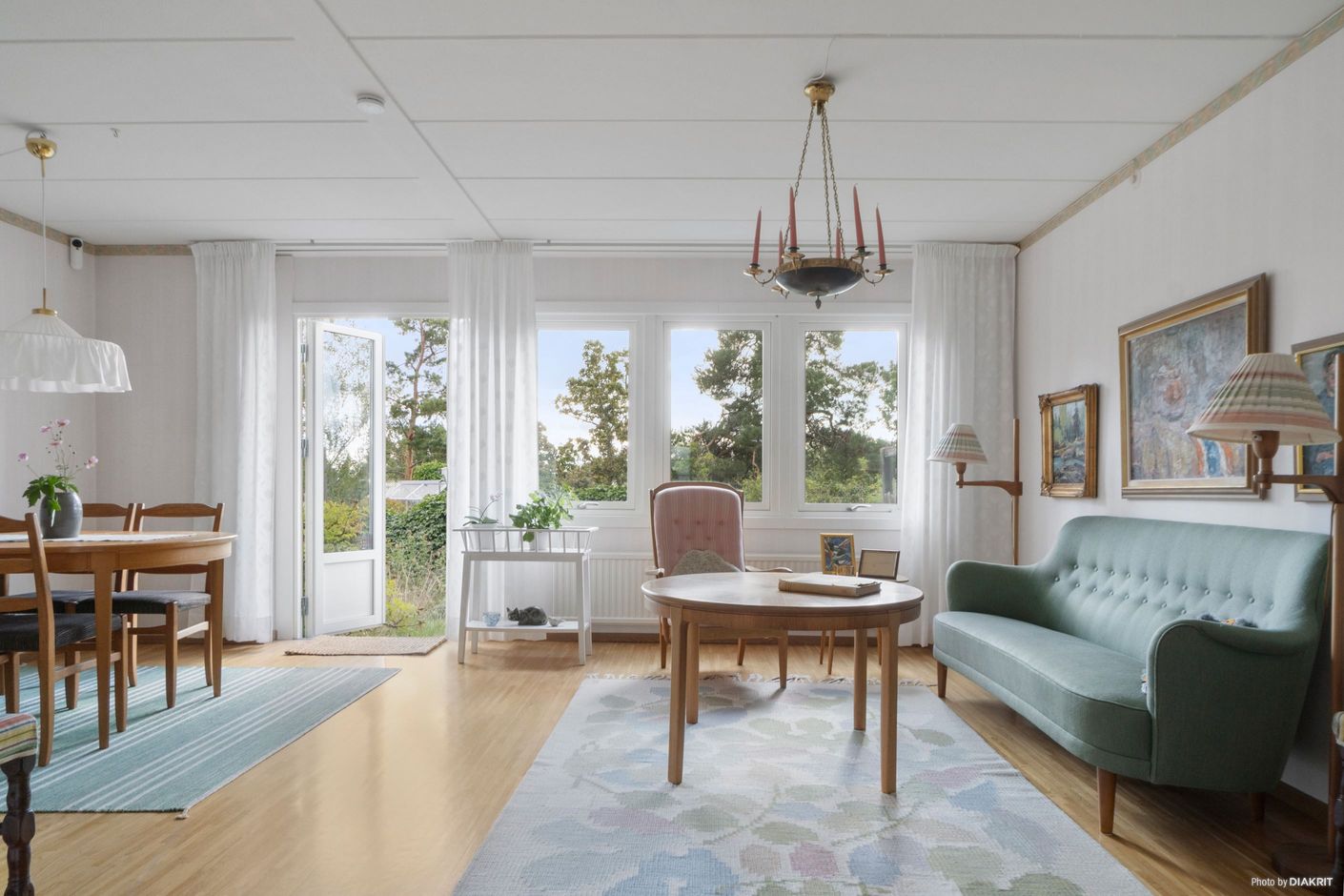Ljust, fint vardagsrum med utgång till trädgården på baksidan