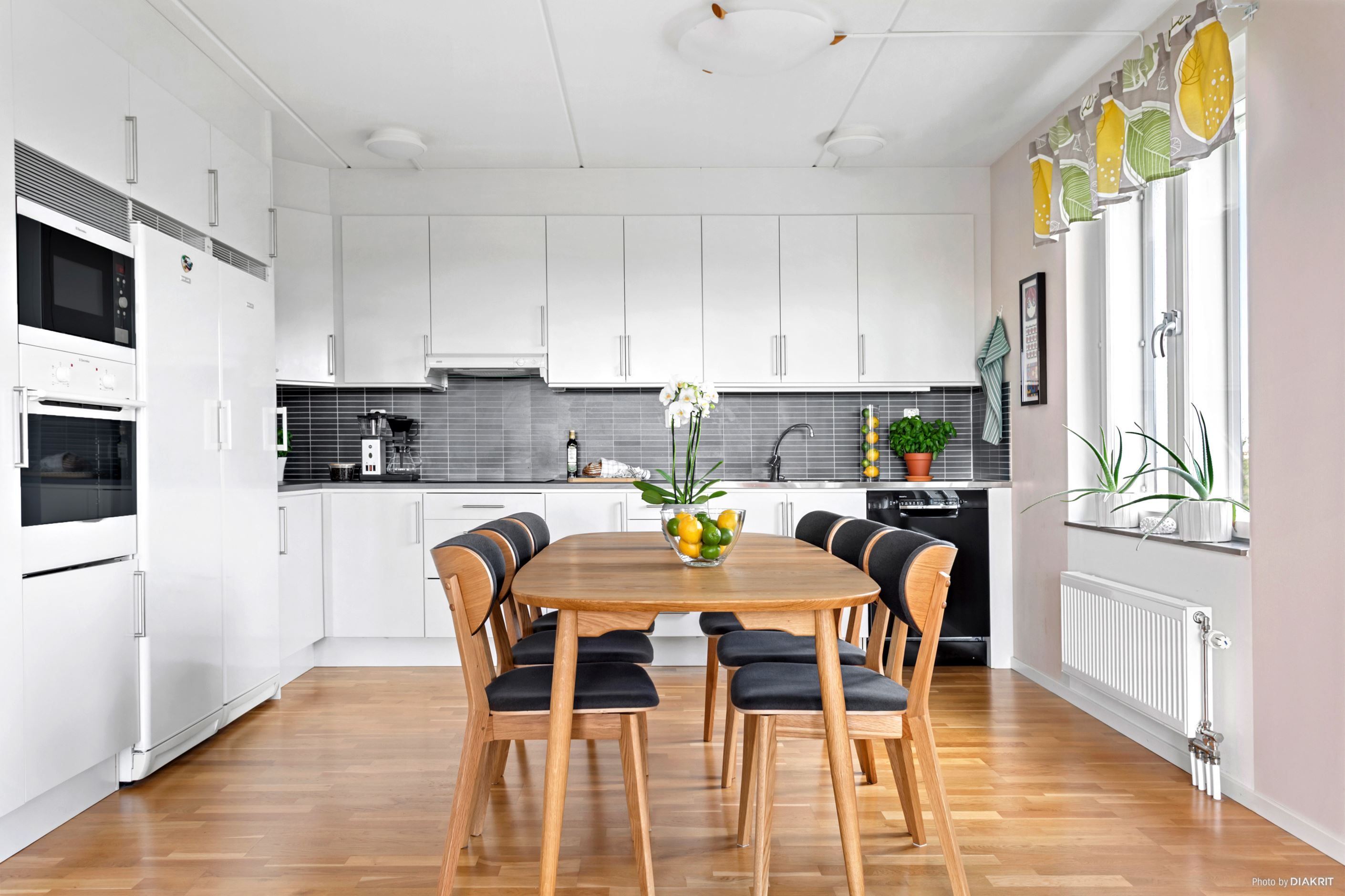 Rymlig matplats med plats för att duka upp till många middagsgäster