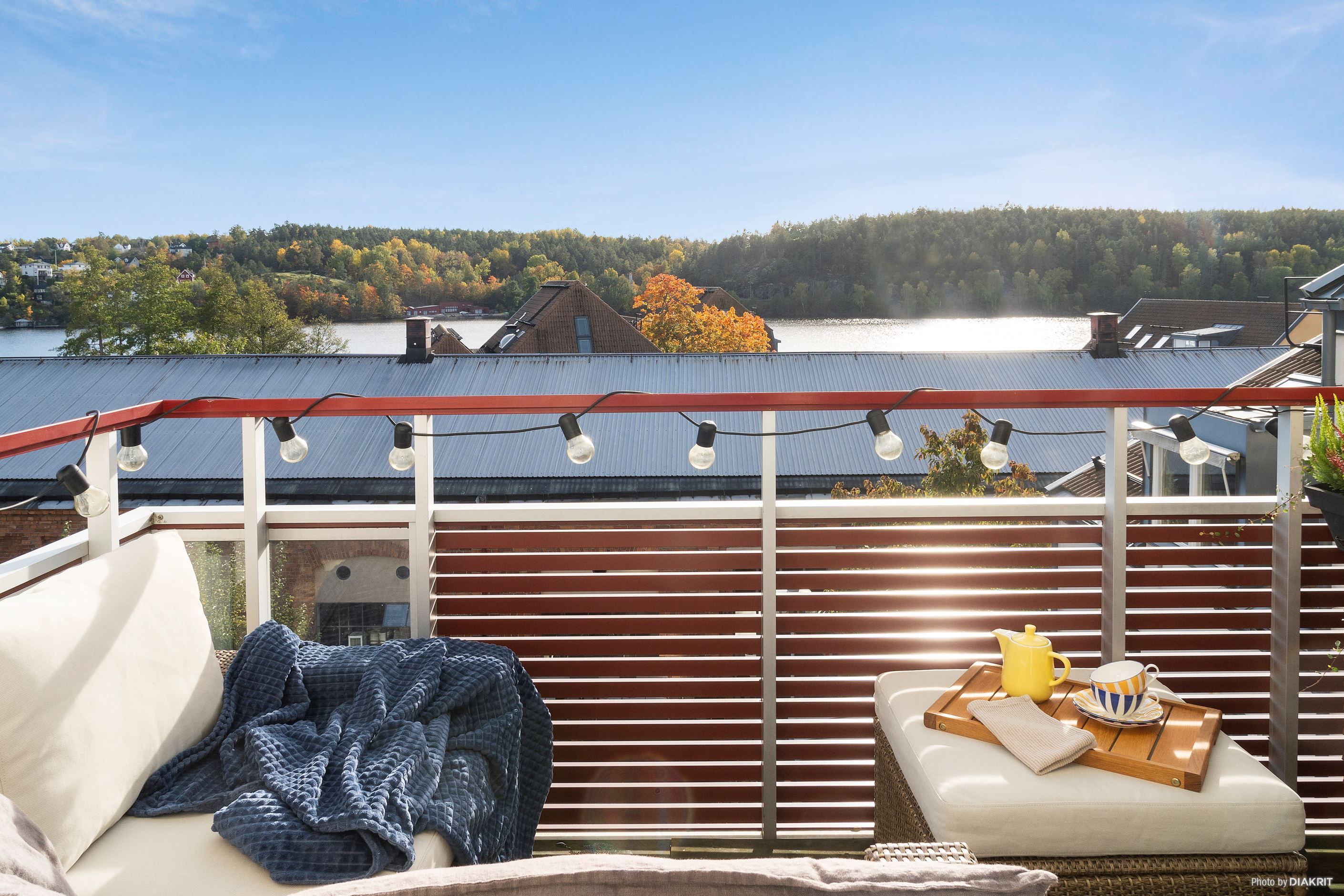 Från balkongen har du fin utsikt över Järlasjön, området och på andra sidan sjön Nackareservatet