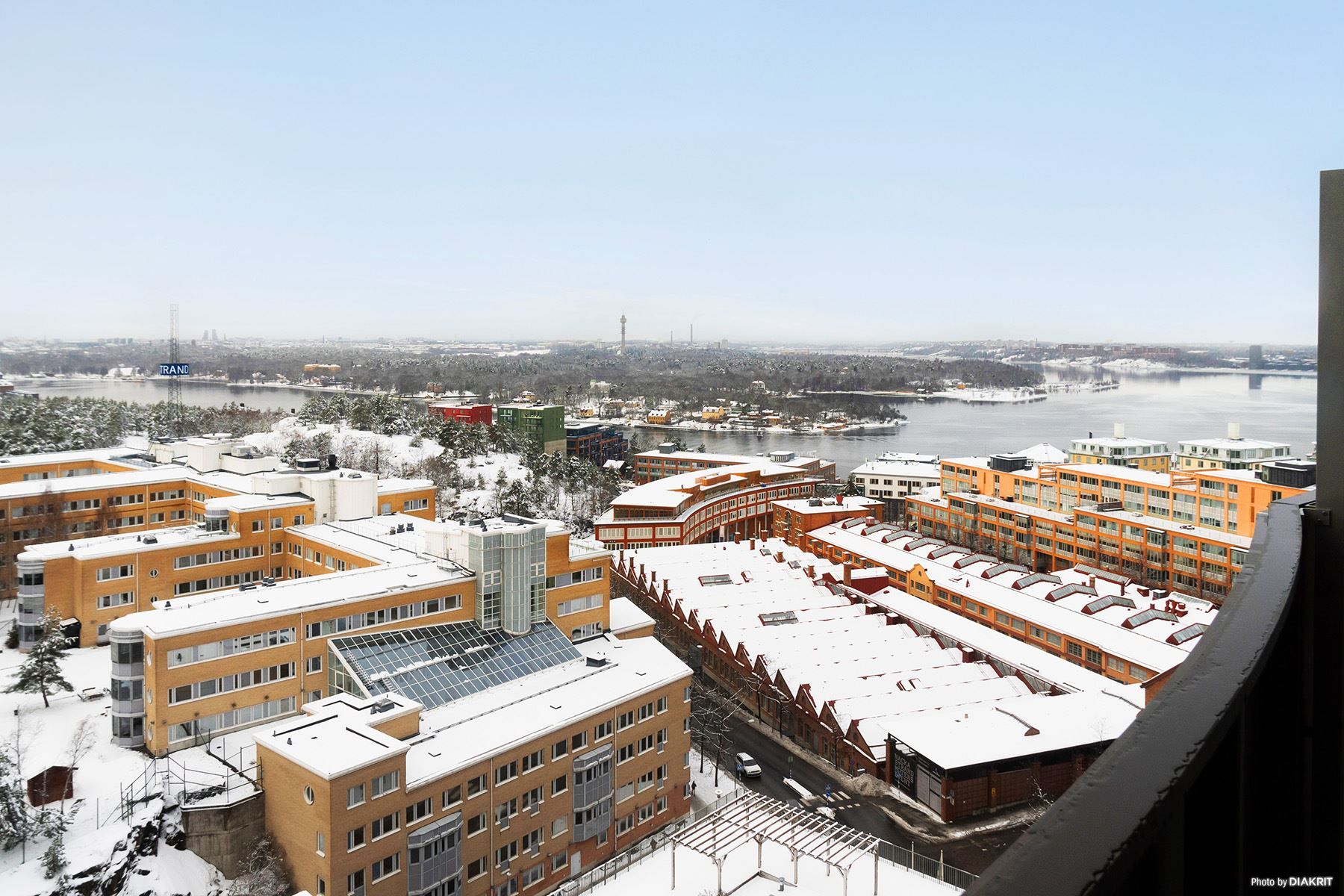 Bild från balkongen i västläge med em-/kvällssol & härlig sjöutsikt mot inloppet