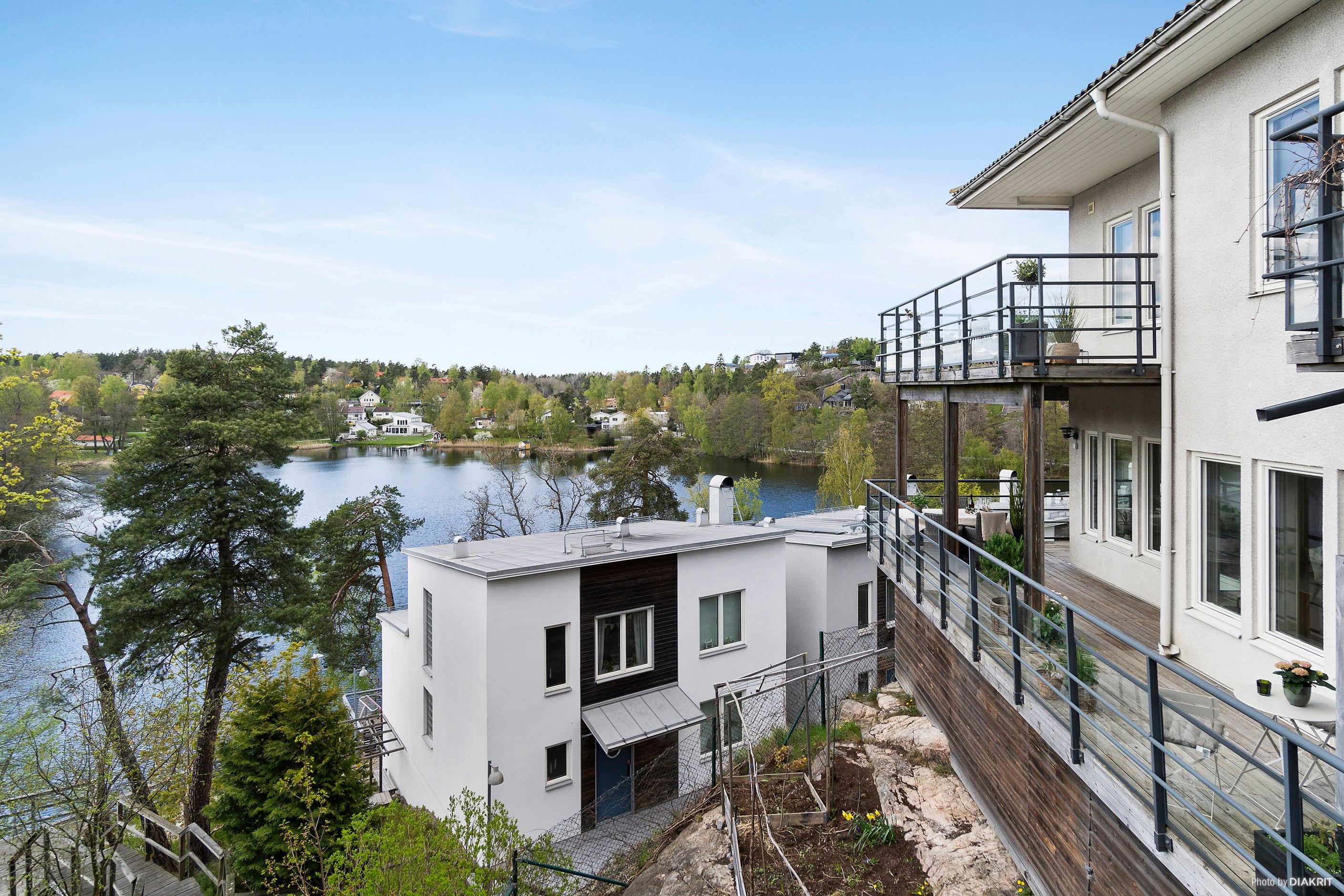 Både balkongen och terrassen har samma fina utsikt över sjön