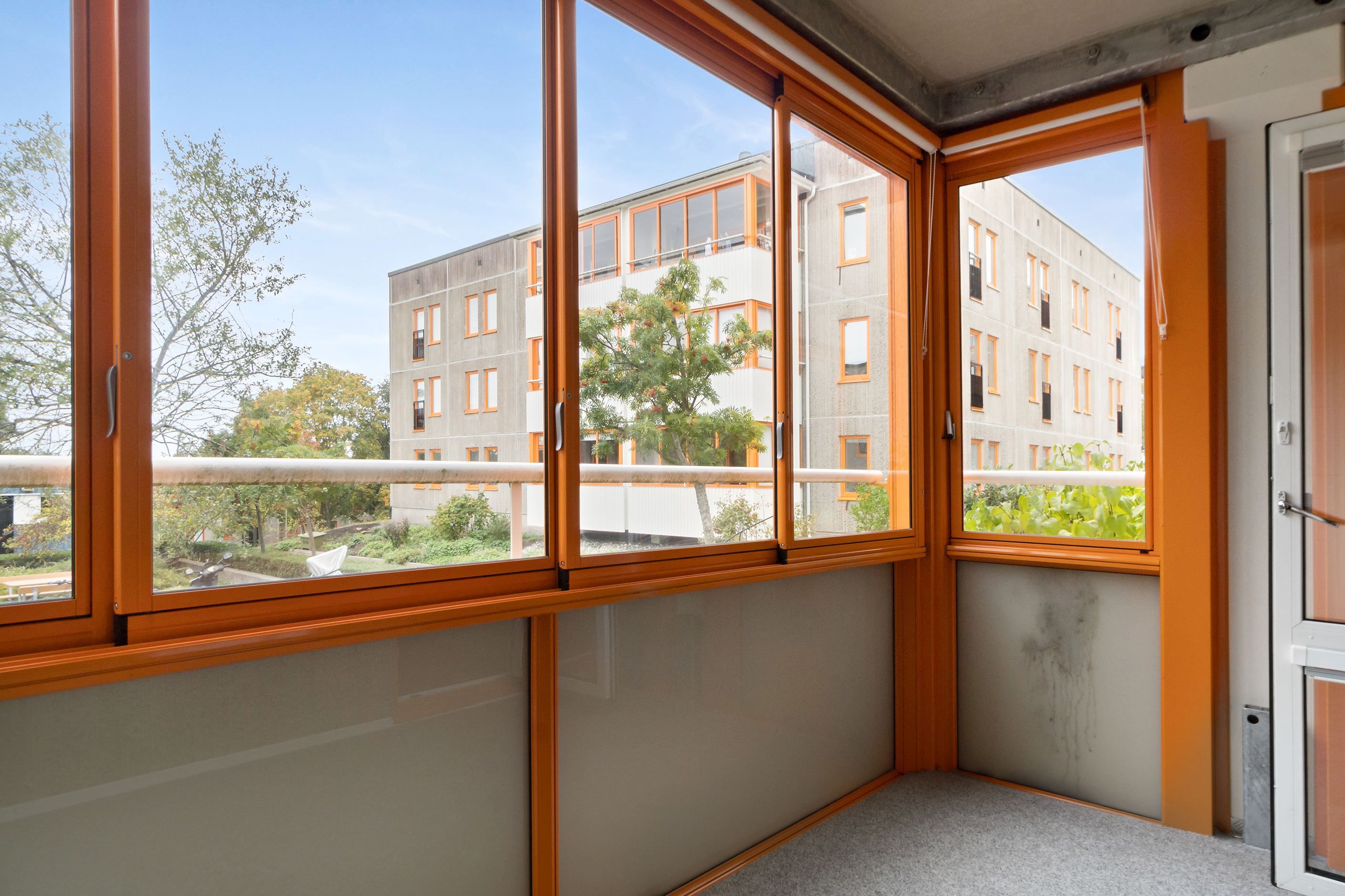 Rymlig inglasad balkong