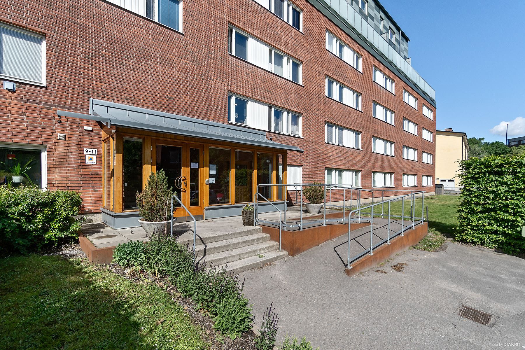 Entrén från Ektorpsvägen