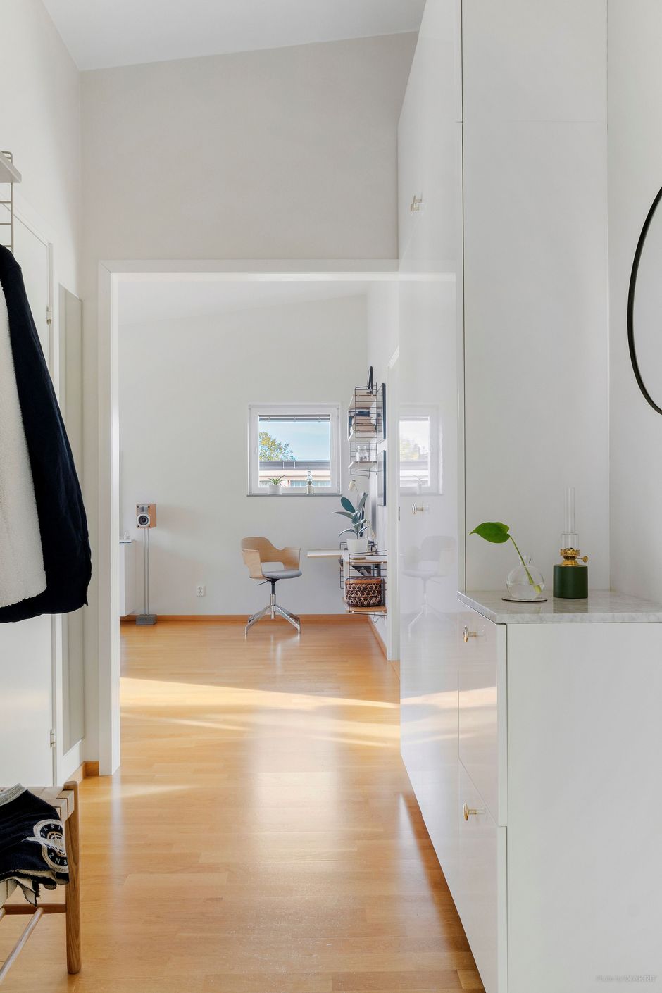 Hall med plats för avhängning av ytterkläder och gott om förvaring