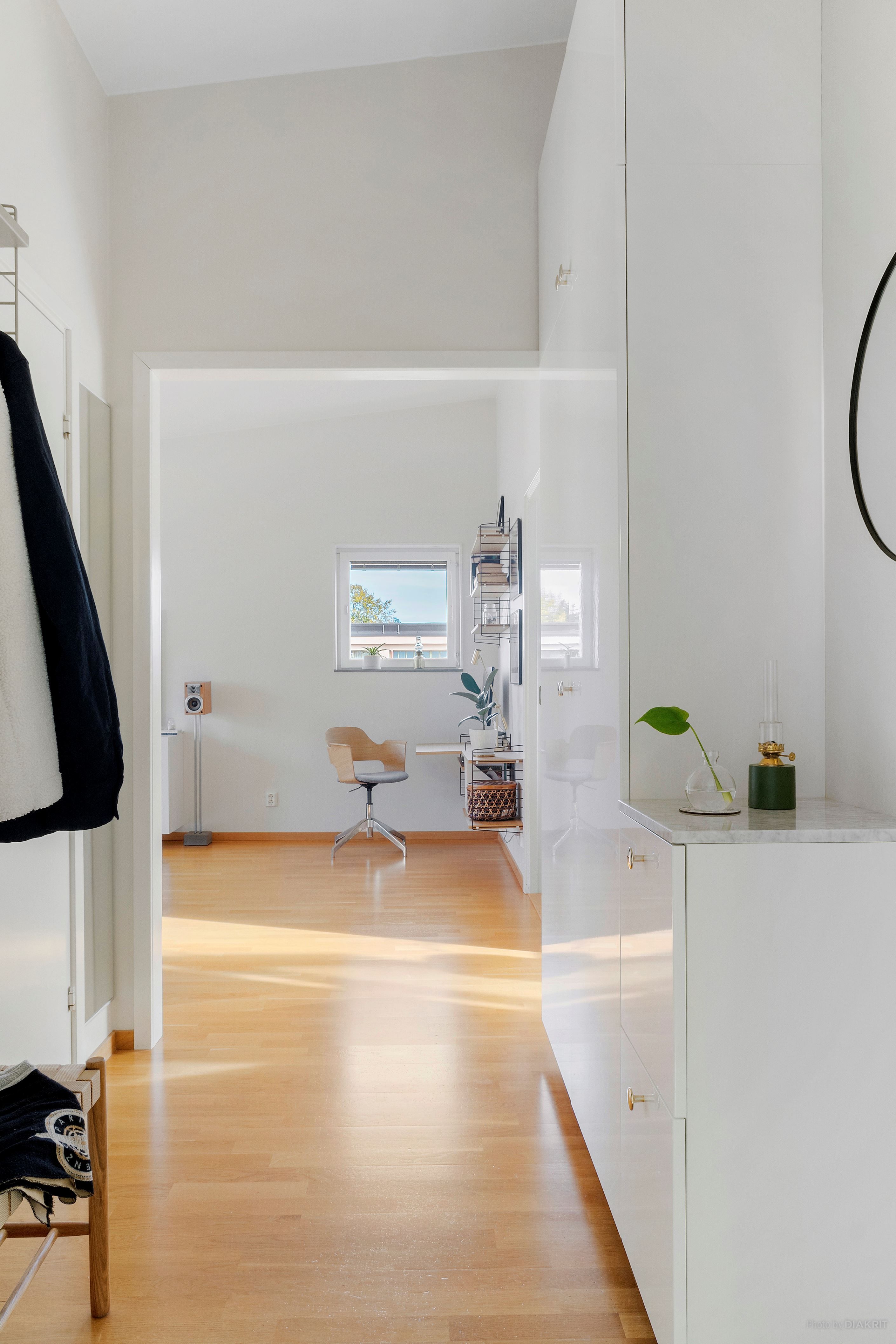 Hall med plats för avhängning av ytterkläder och gott om förvaring