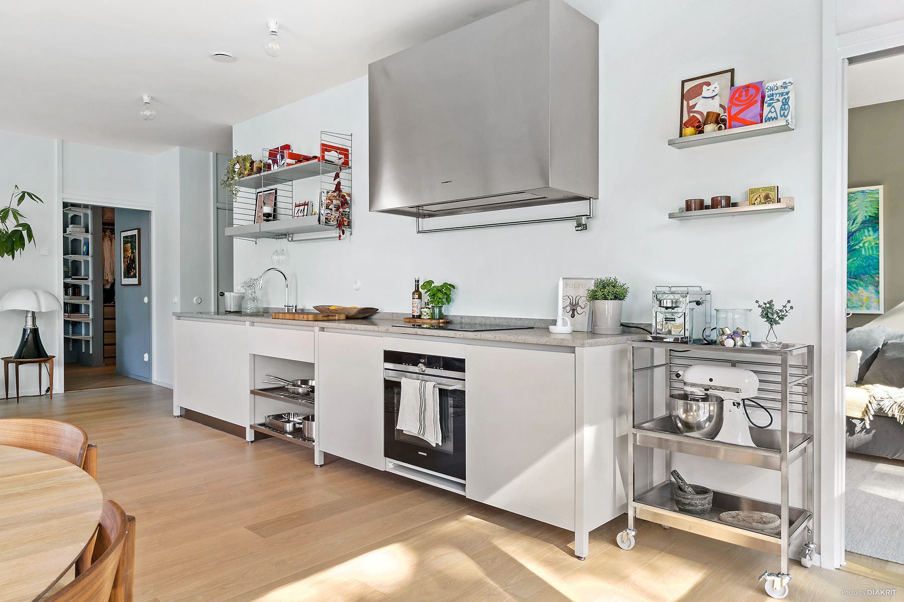 Kök och vardagsrum i öppen planlösning