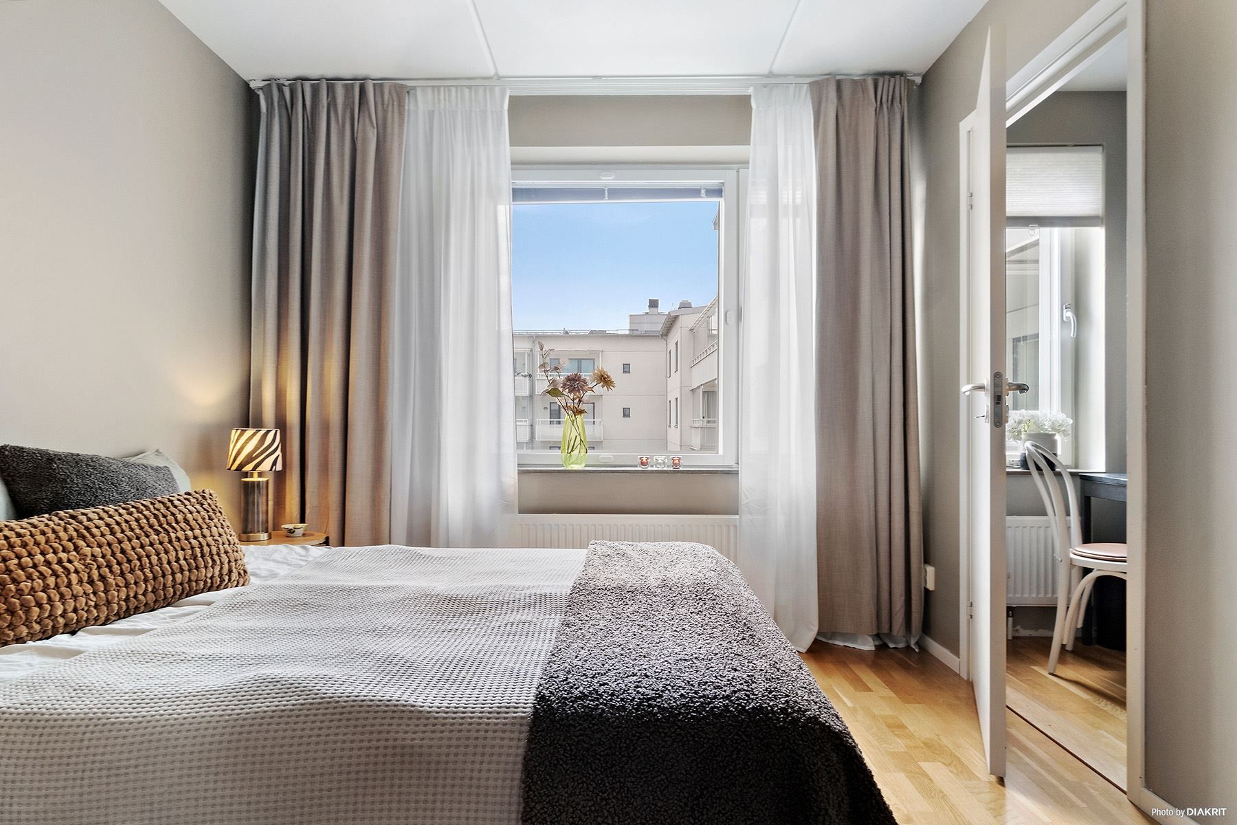 Sovrum med ingång till klädkammare/kontor med fönster