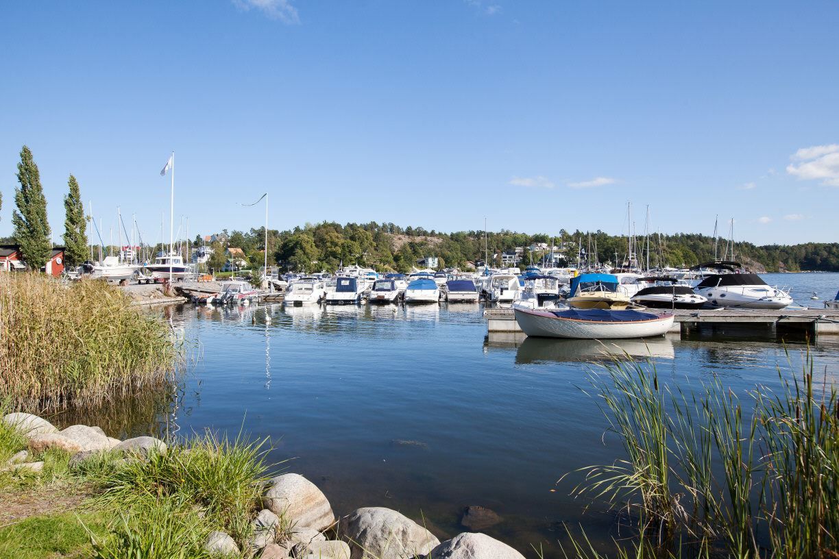 Promenadavstånd till fantastiska omgivningar, här Saltsjö-Duvnäs marina i Duvnäsviken