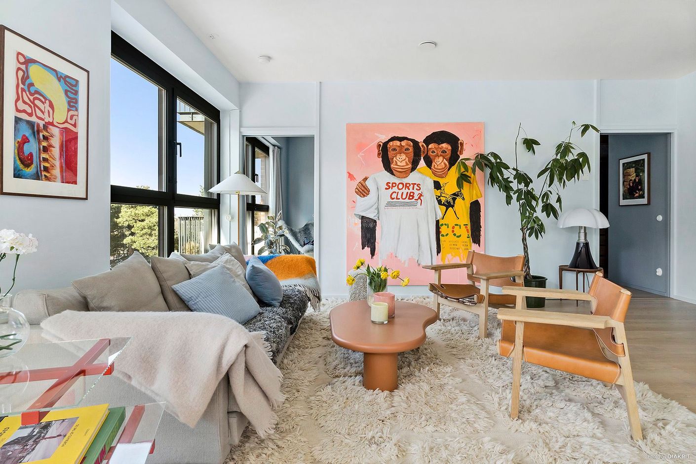 Rymligt vardagsrum med gott om ljusinsläpp