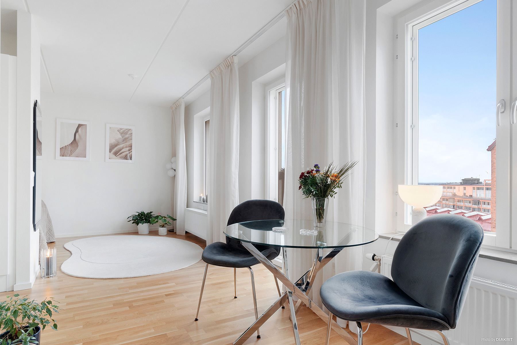 Rymligt med plats för både sovdel i alkov, soffhörna och matplats