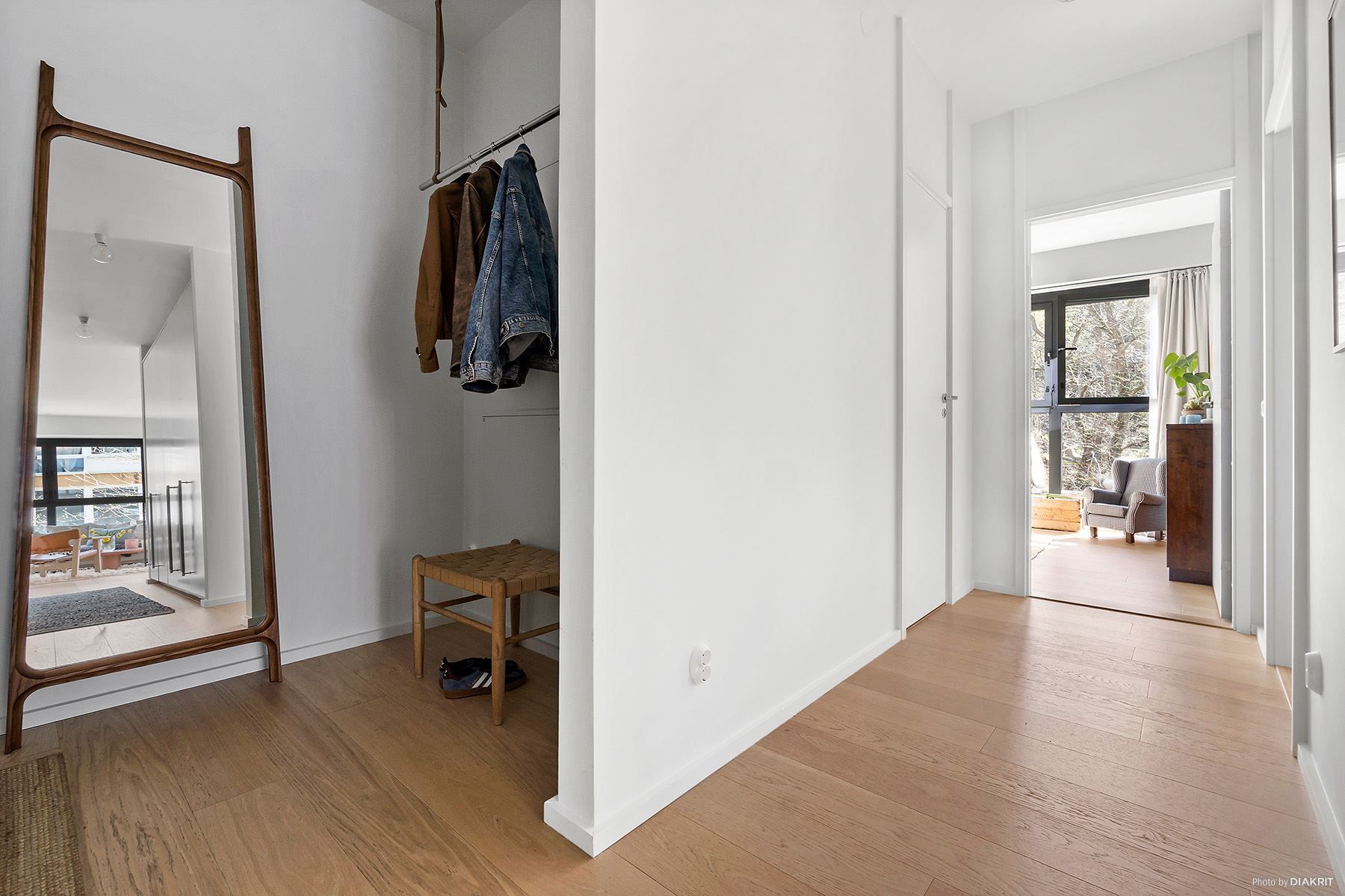 Välkomnande hall med plats för avhängning