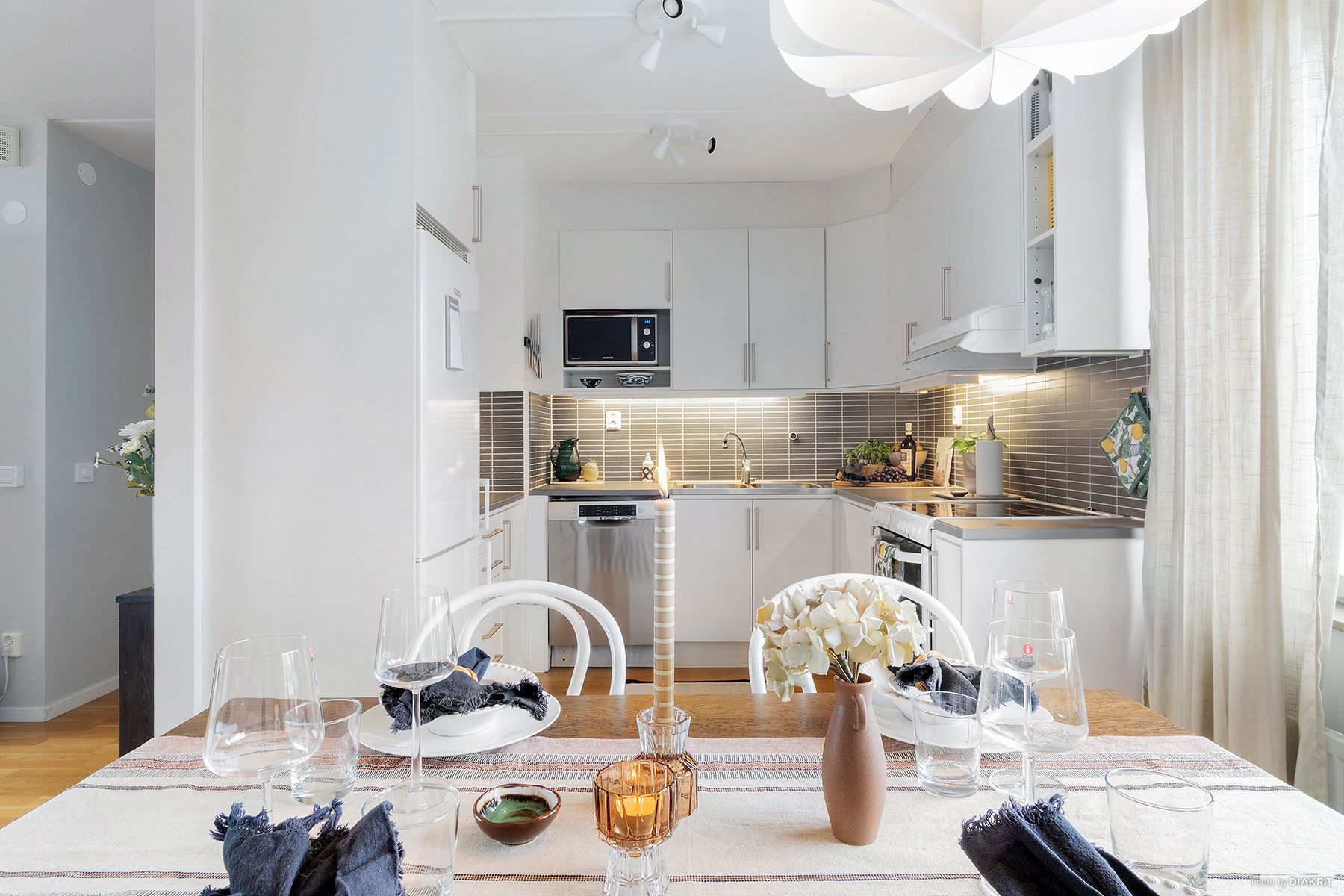Kök med stor matplats vid fönster