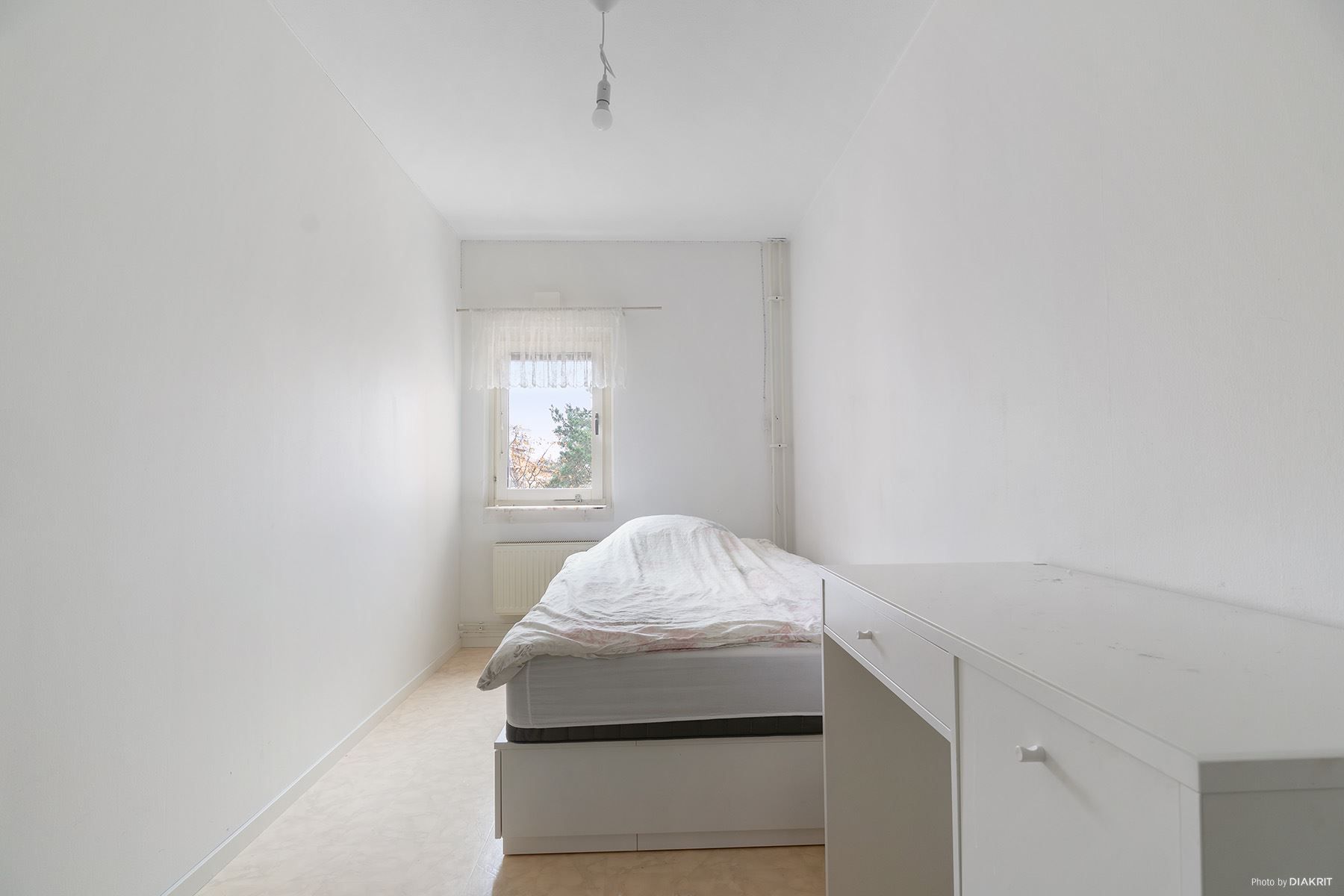 Sovrum 2, rymligt med fönster i öst