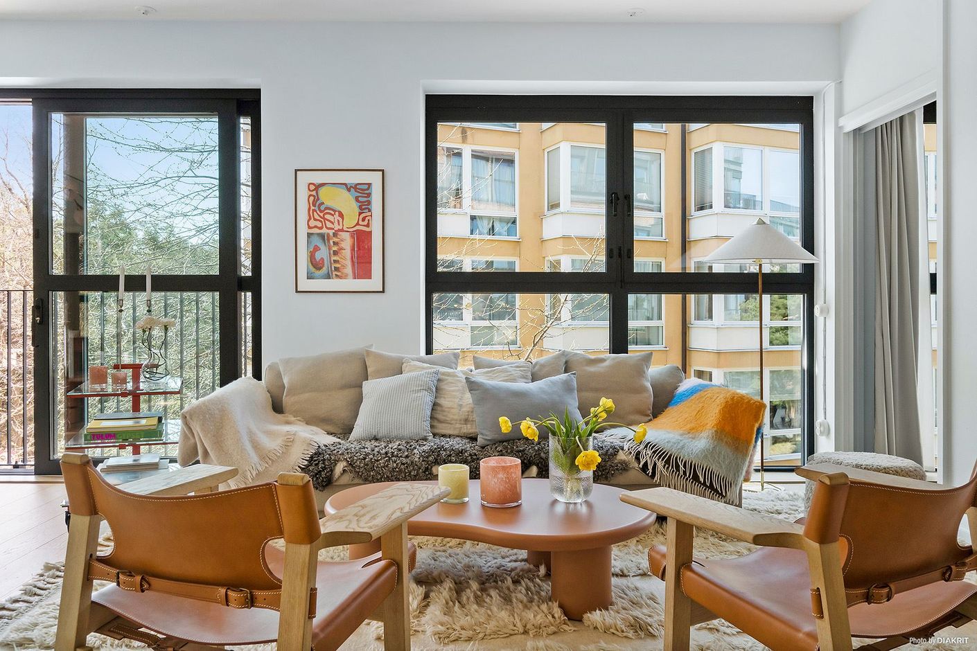 Stora fönsterpartier i hela lägenheten