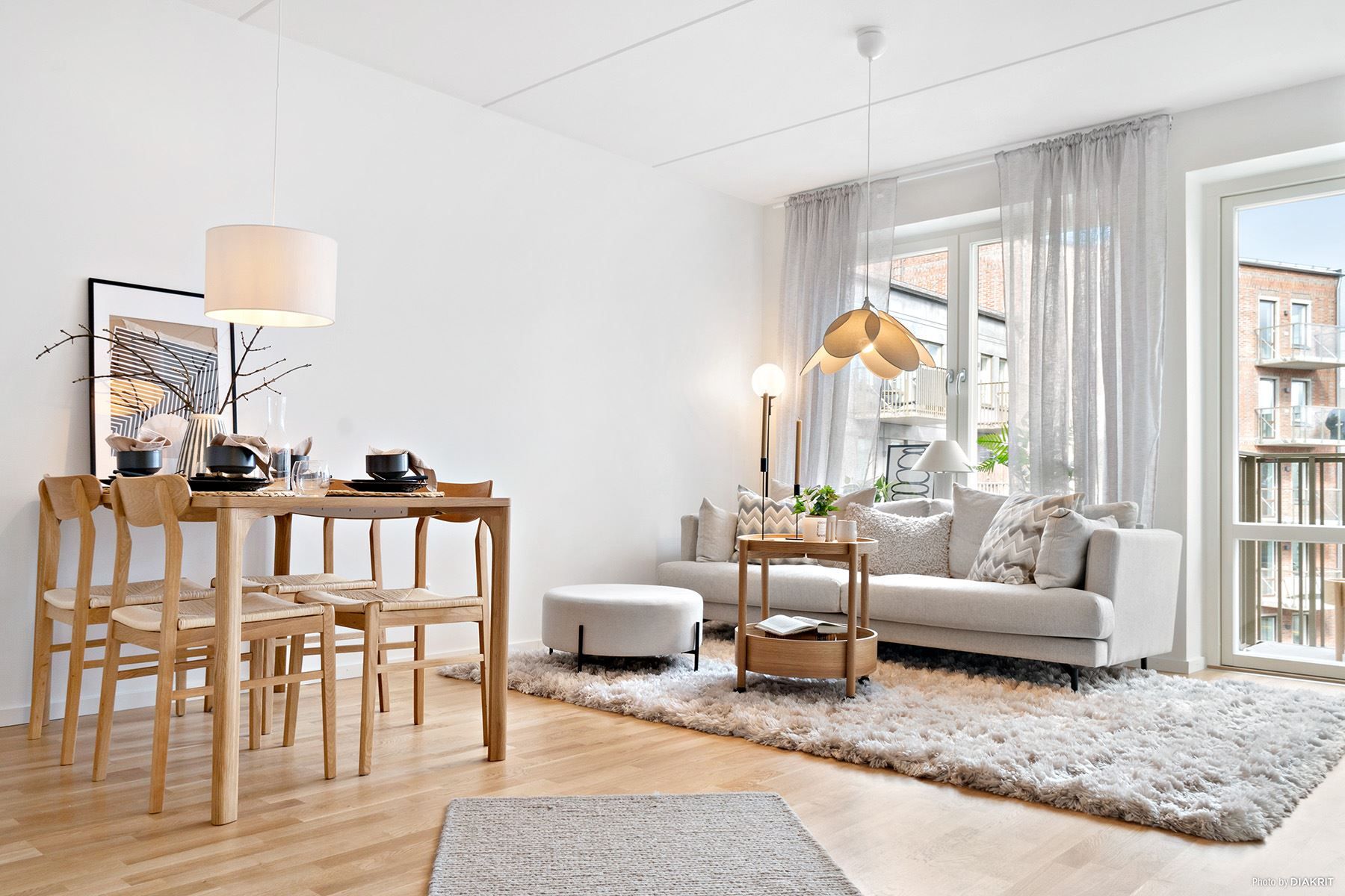 Ljus och luftig lägenhet med stora fönsterpartier och helglasad dörr ut till balkong