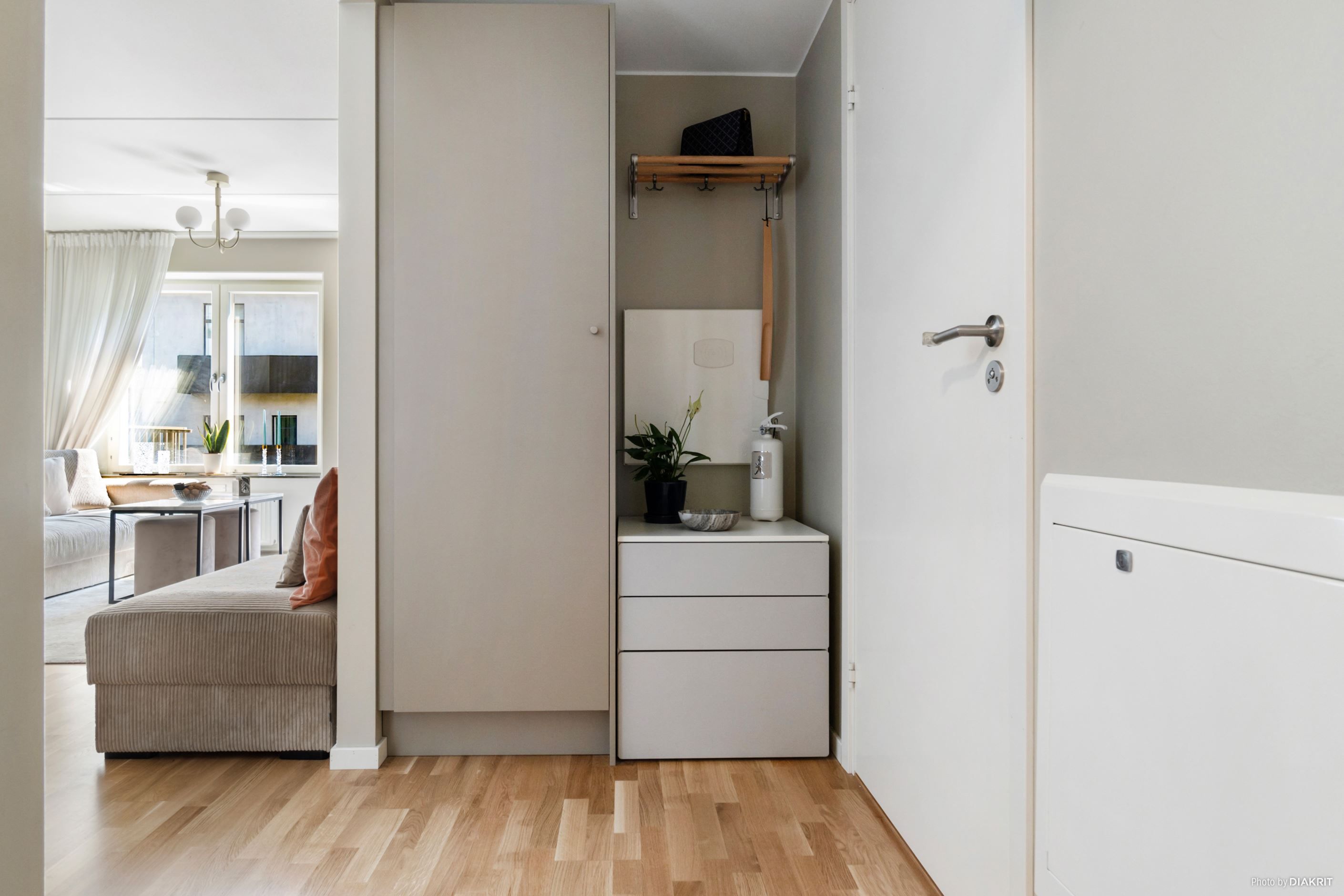 Hall med garderob och plats för avhängning