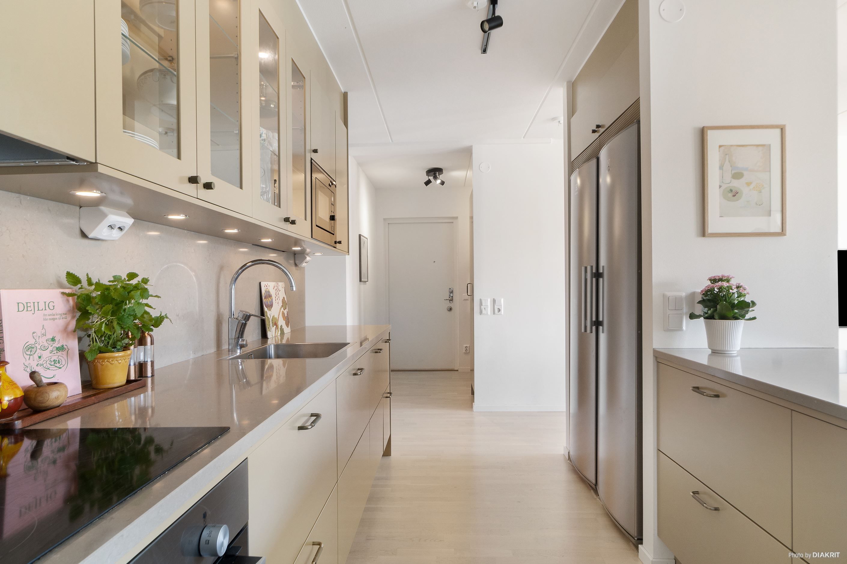 Stilrent kök från välrenommerade Vedum i sober havregul ton samt vitvaror från Electrolux