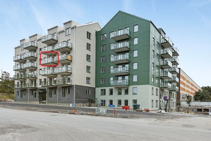 Huset sett från gatan, lägenheten inringad.