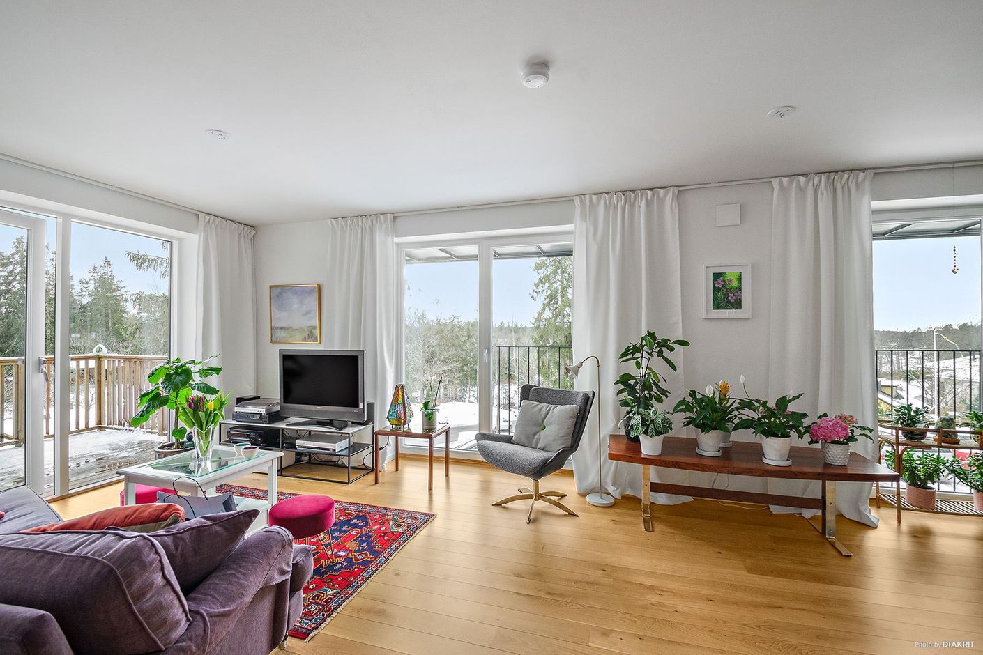 Fantastiskt ljusinsläpp med fönster ner till golvet