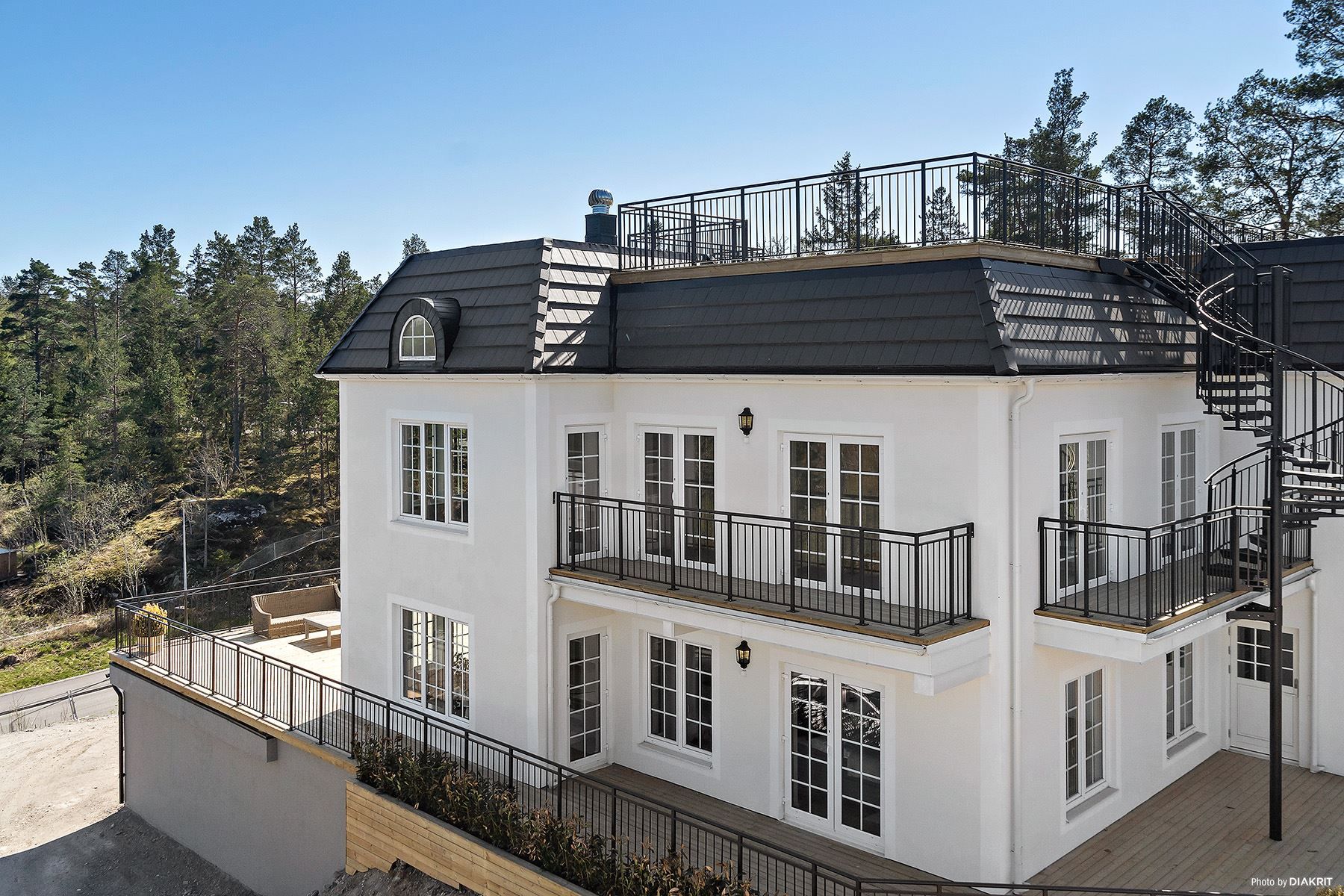 Lgh B1101 ligger på övre plan med stor takterrass och tre balkonger i olika väderstreck