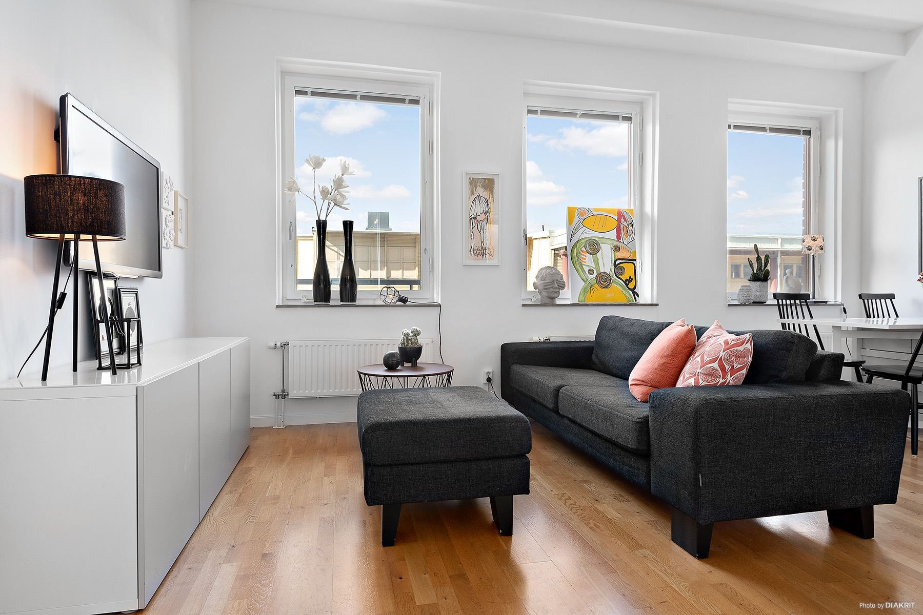 Ljust vadagagsrum med plats för soffdel och tv-bänk