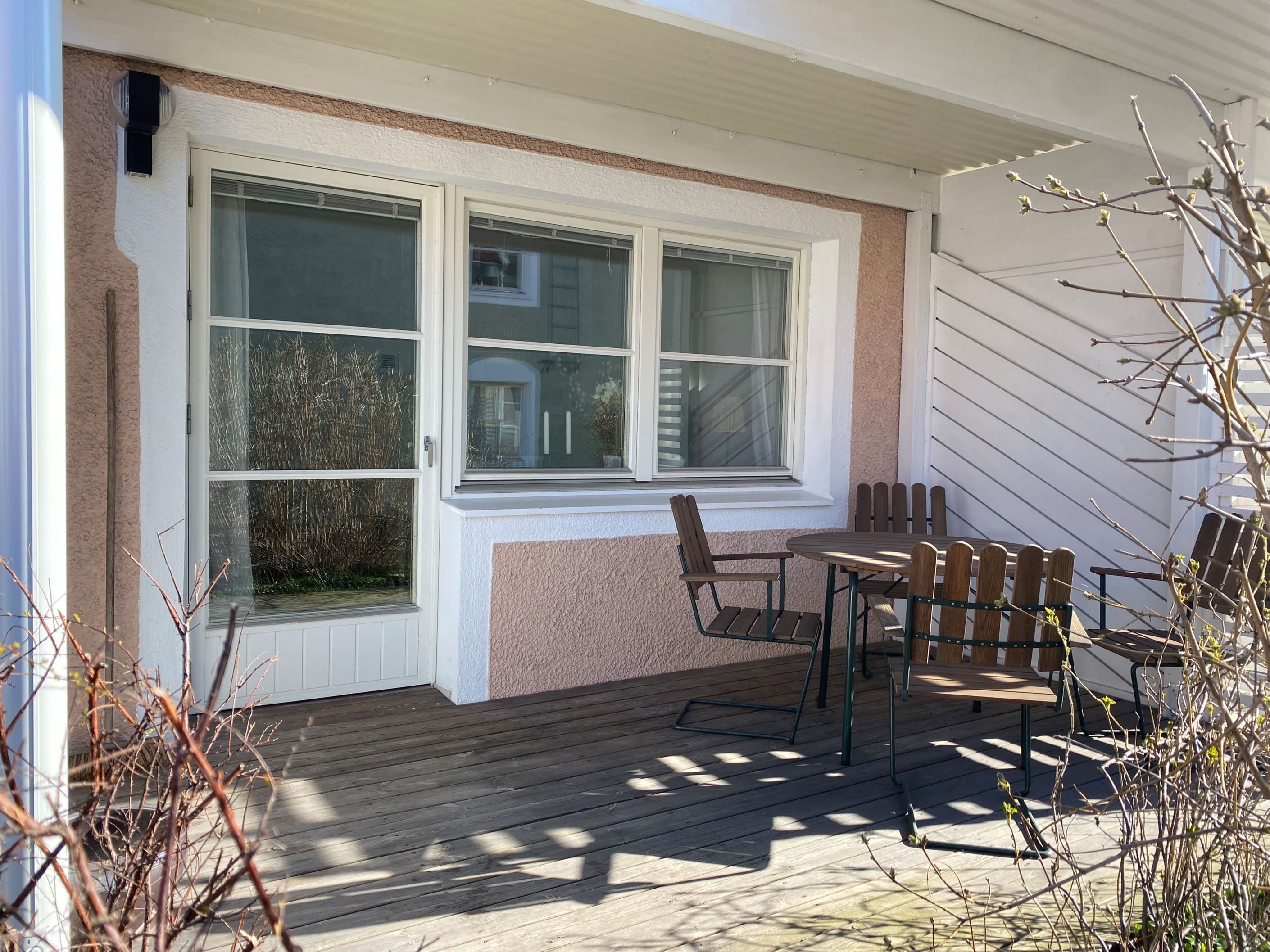 Mysig, skyddad uteplats på baksidan av huset