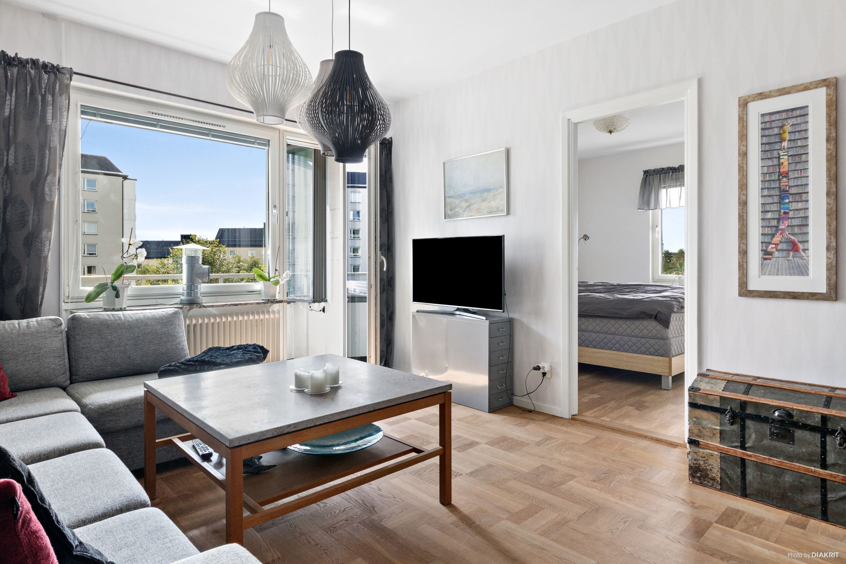 Från vardagsrummet nås det större sovrummet