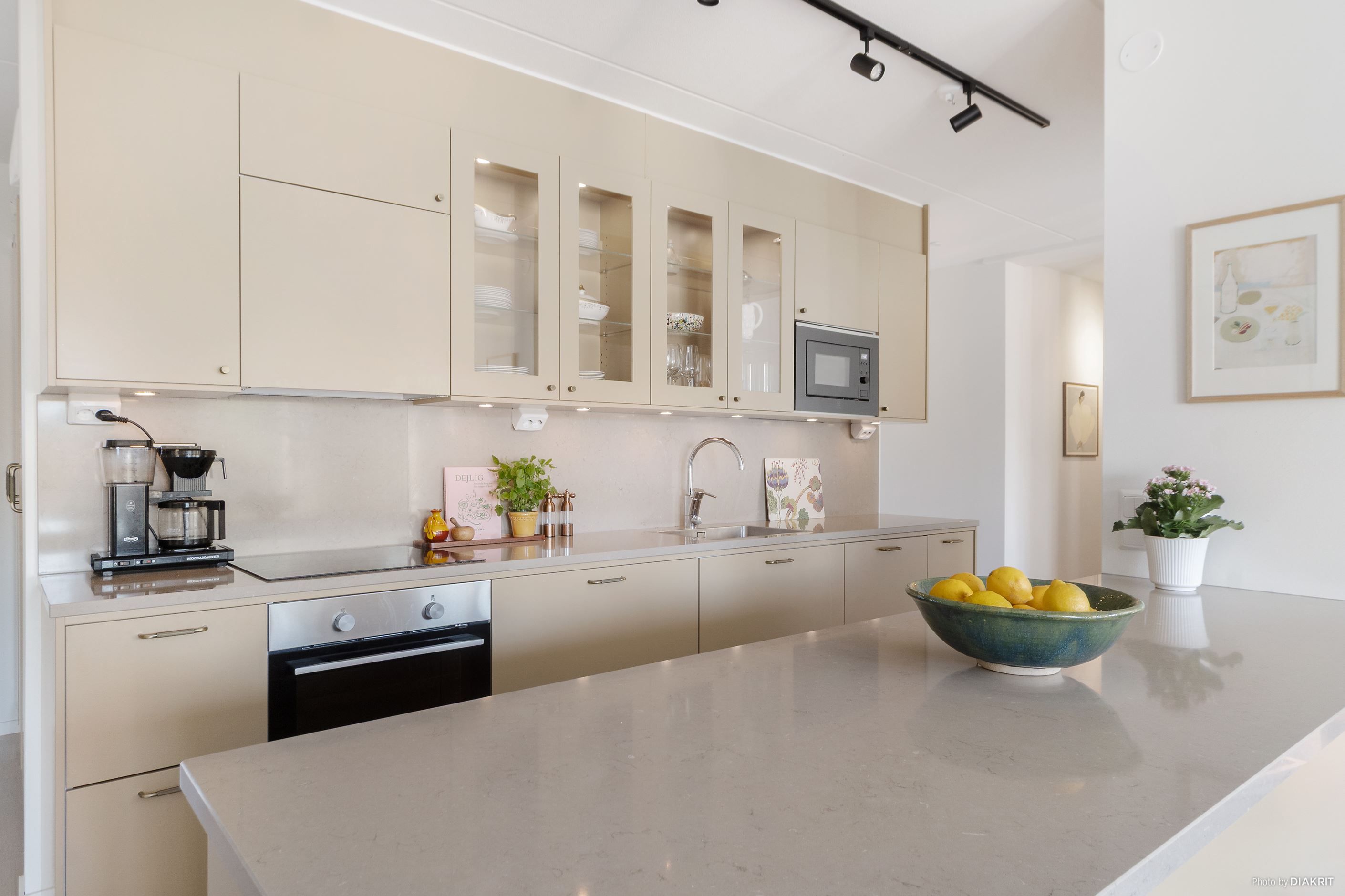 Trevlig planering i köket med köksö, vilken ger bra extra arbetsyta och förvaring