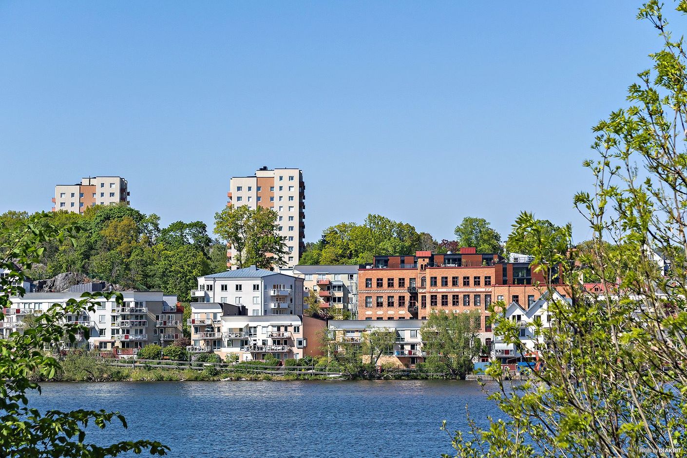 Exteriörbild tagen från södra sidan av Järlasjön