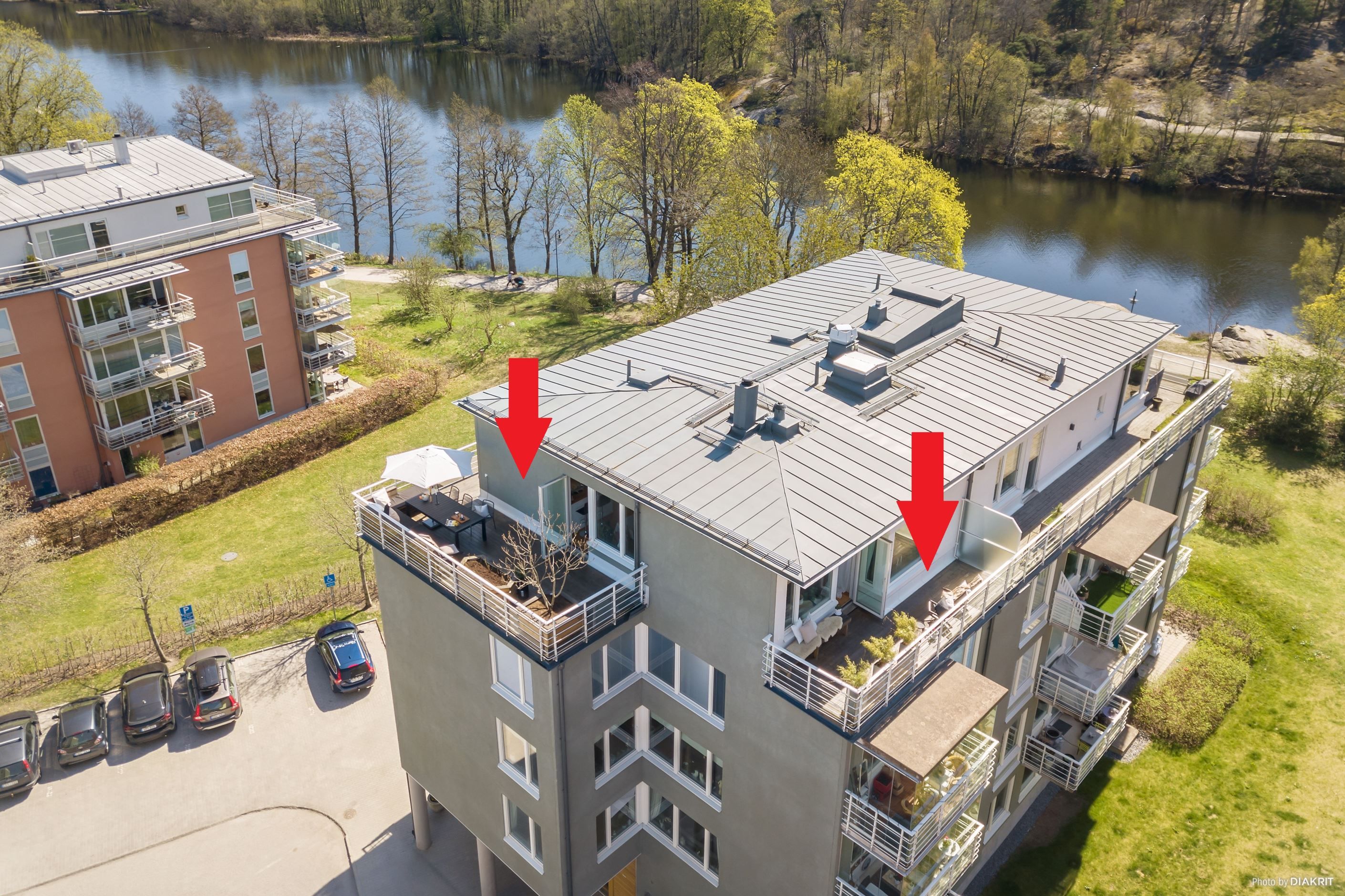 Lägenheten ligger på översta våningen med både stor terrass och balkong.