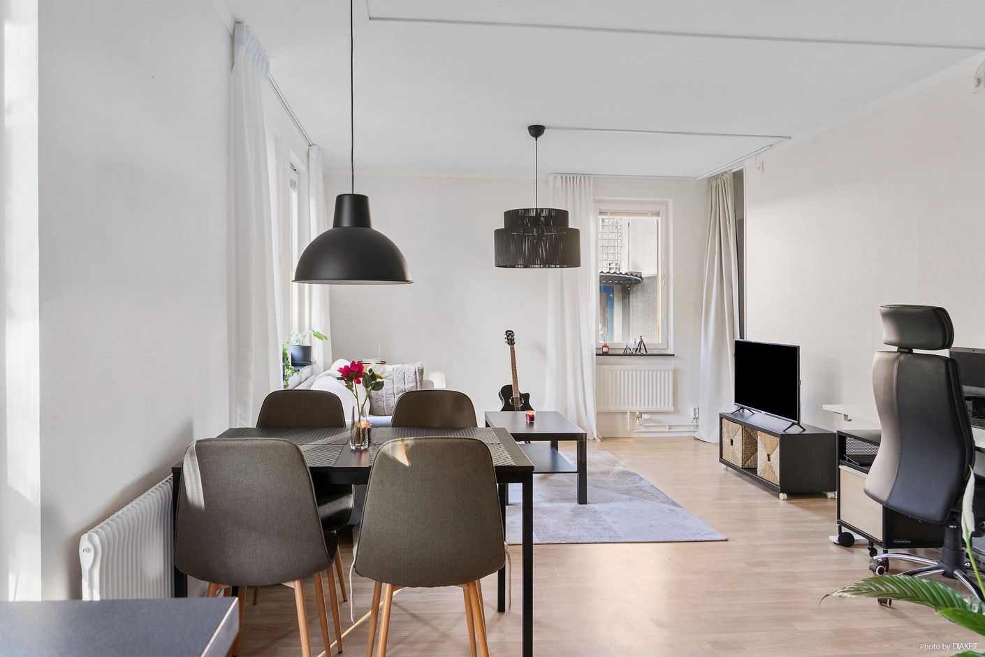 Ljust och luftigt allrum med fönster i två väderstrek