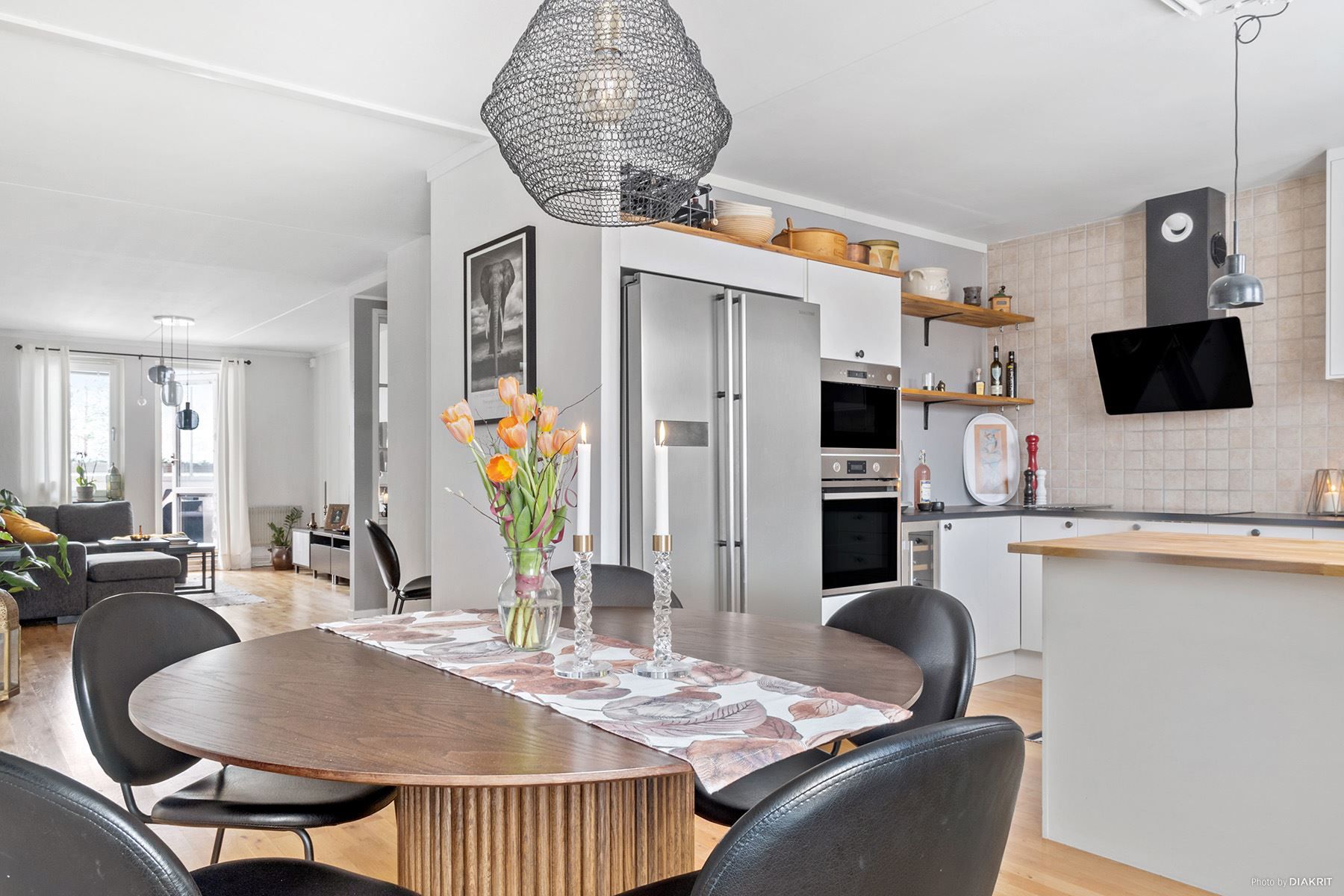 Rymligt kök med matplats och öppen planlösning mot vardagsrum