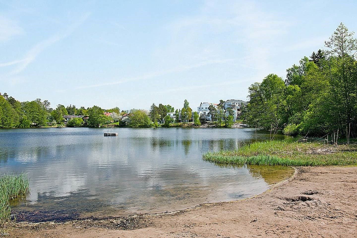 Skurus egen lilla sandstrand på andra sidan Bastusjön