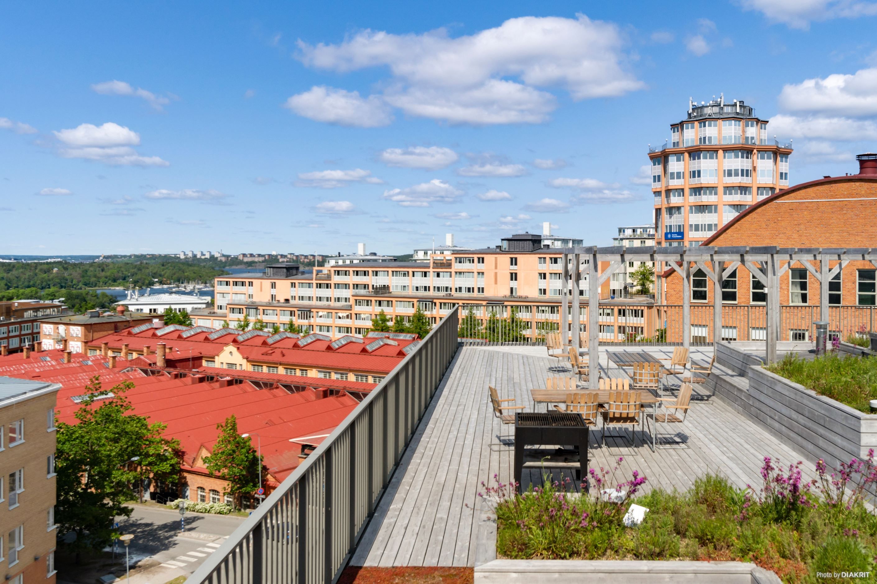När du bor här har du tillgång till både föreningens gemensamma takterrass med milsvid utsikt....