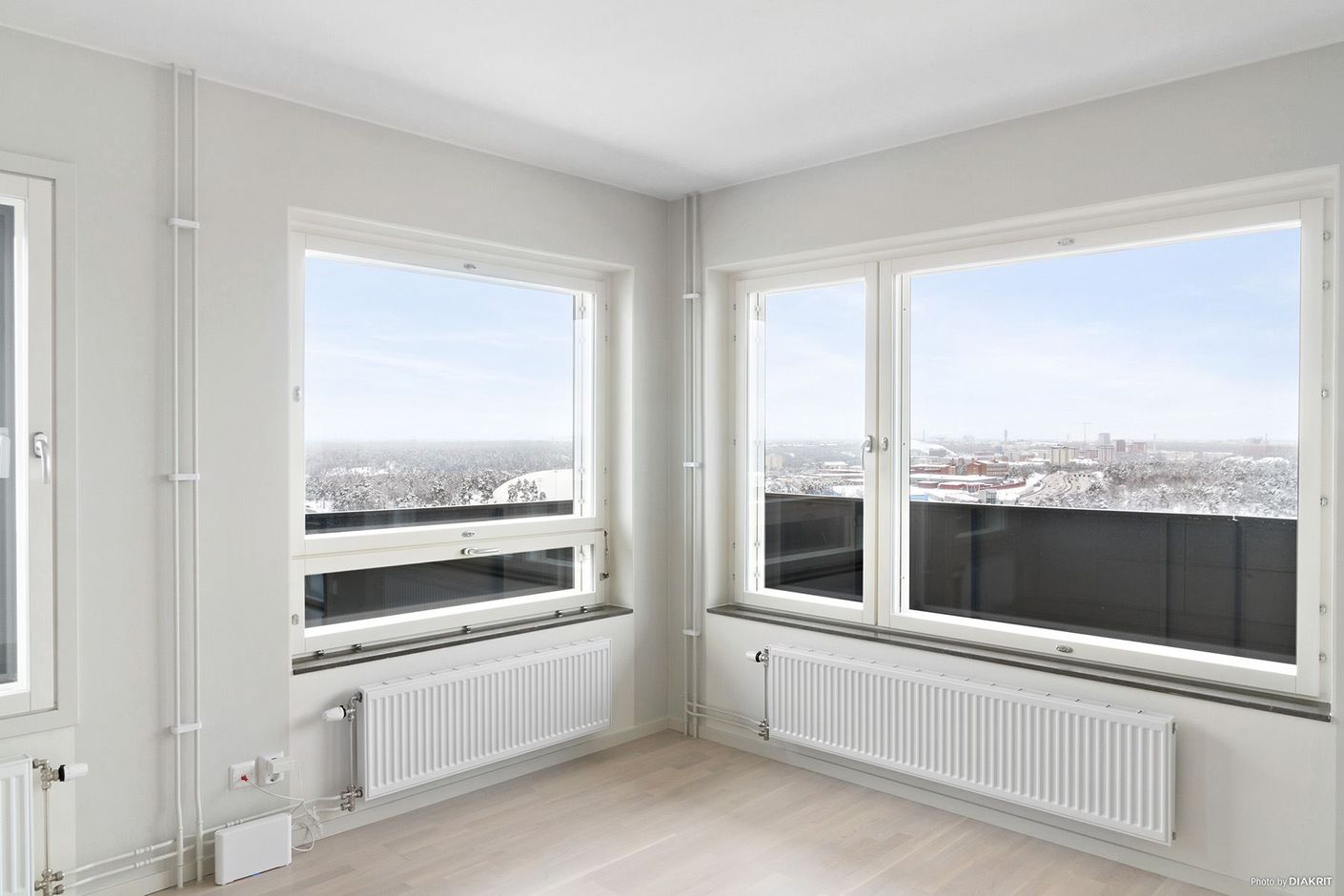 Hörnlägenhet i högt läge med vidsträckt utsikt och balkong som går runt lägenhetens två sidor