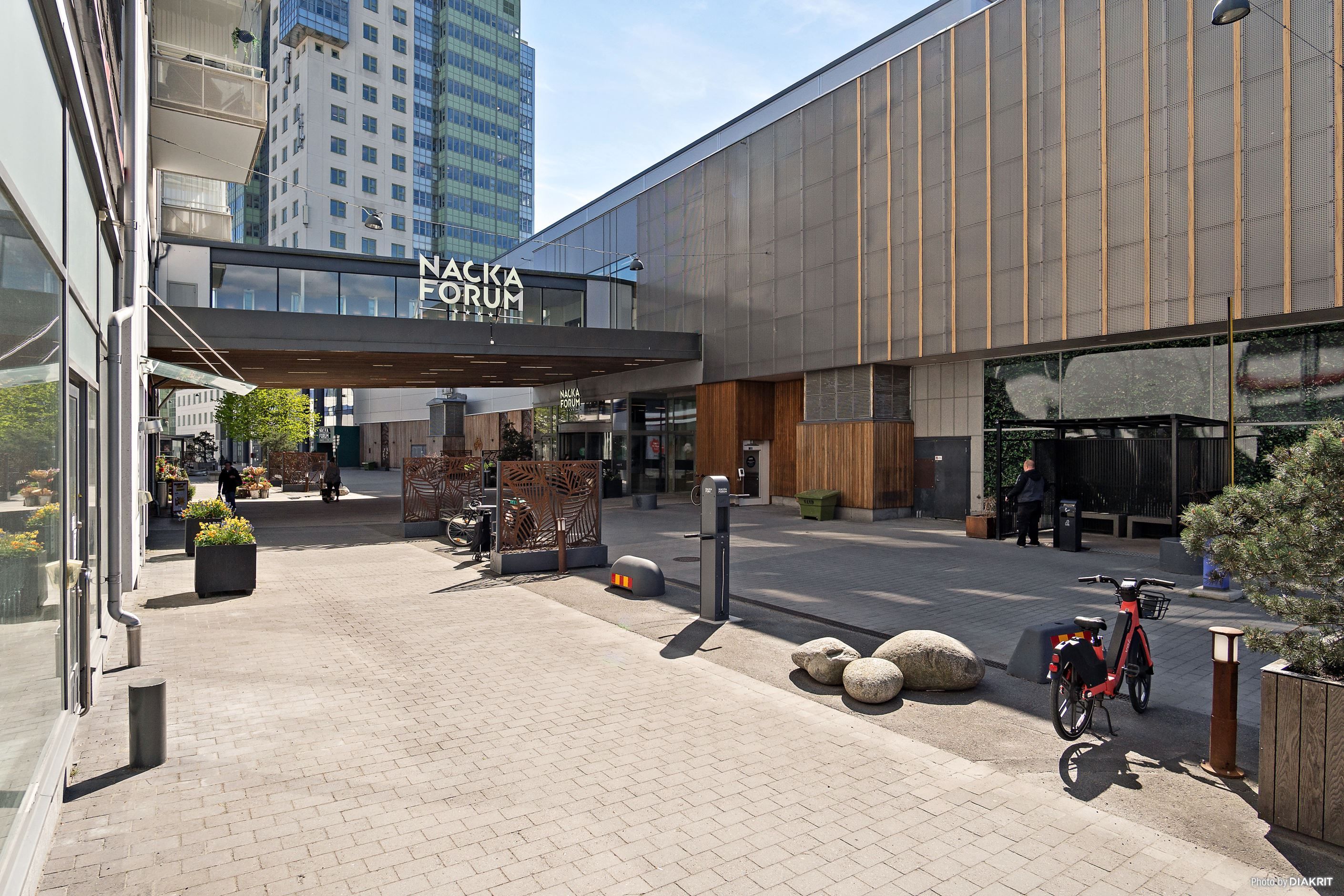 Lägenheten ligger i nära anslutning till Nacka Forum, med all sin shopping och service