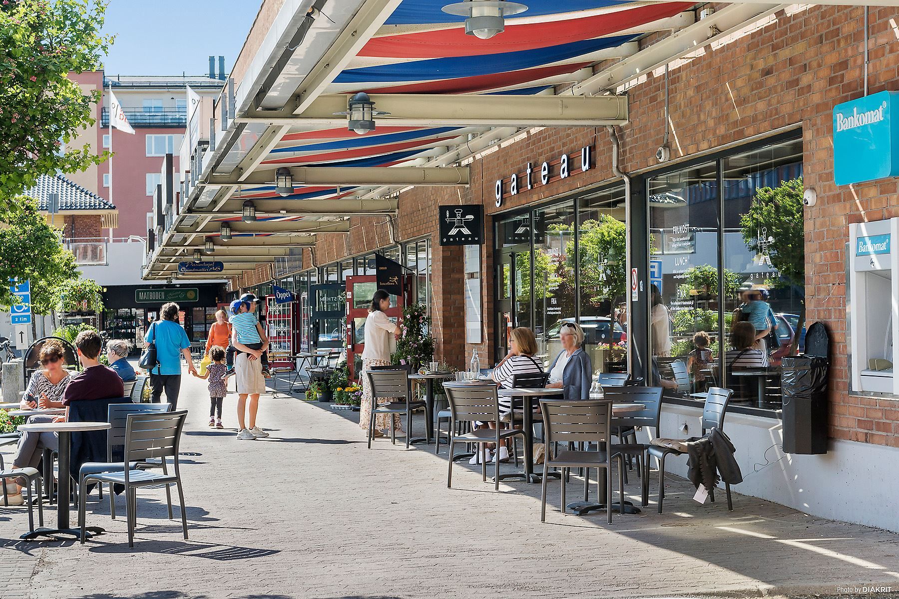 Ektorps centrum alldeles bredvid Oakhouse