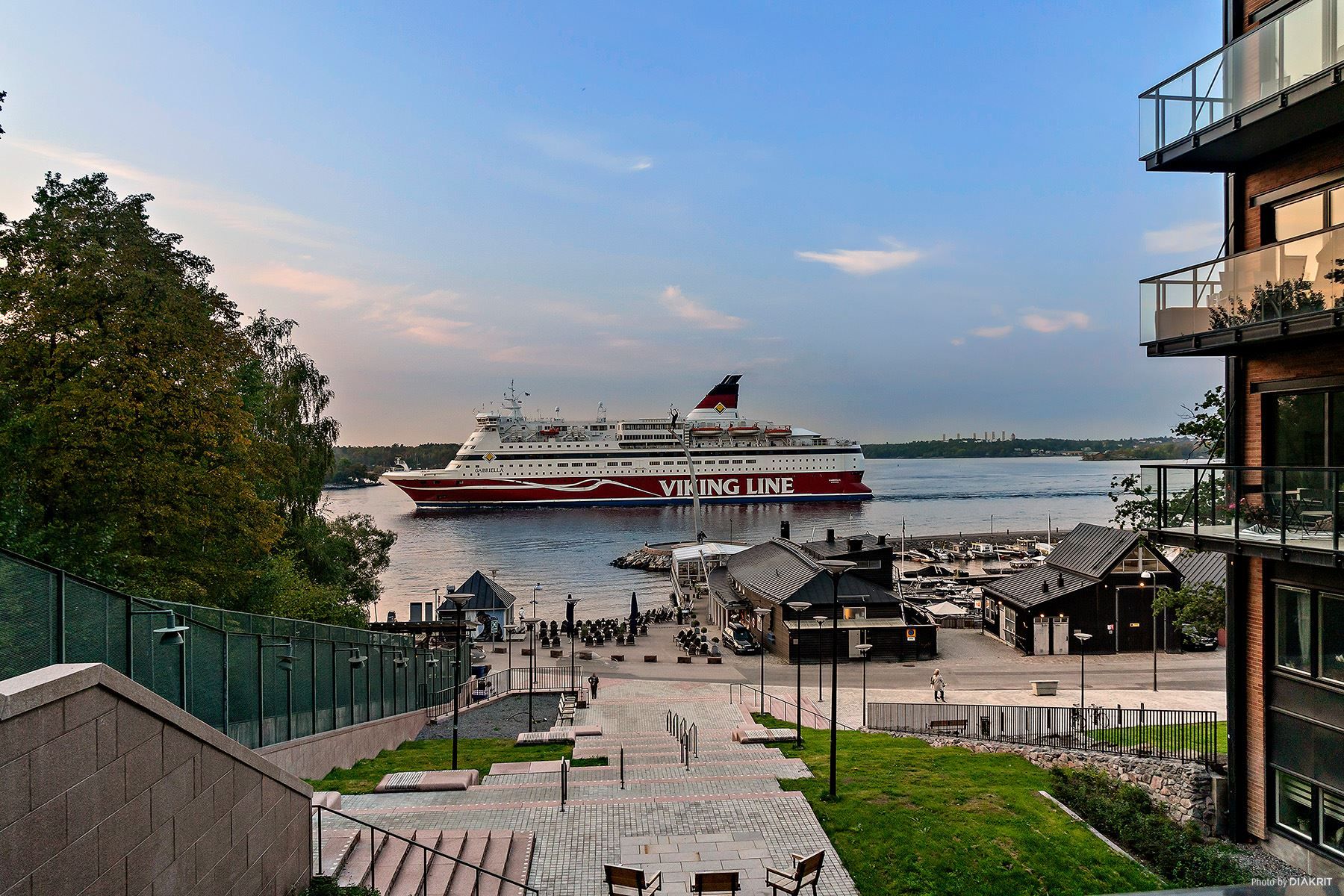 Trappan ner till båtarna och restaurang J