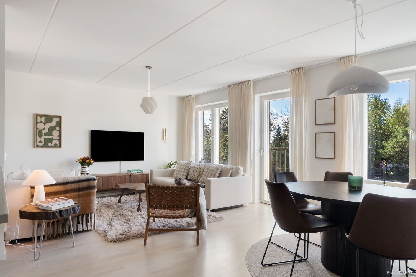 Öppen planlösning mellan vardagsrum, matplats och kök