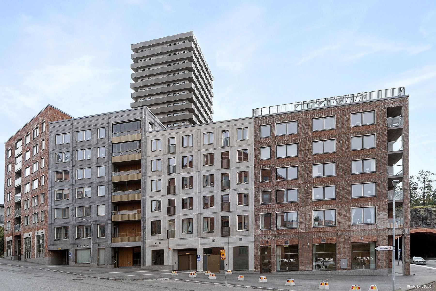 Brf Verkstaden ligger i hörnet vid Lokomobilvägen/Augustendalsvägen