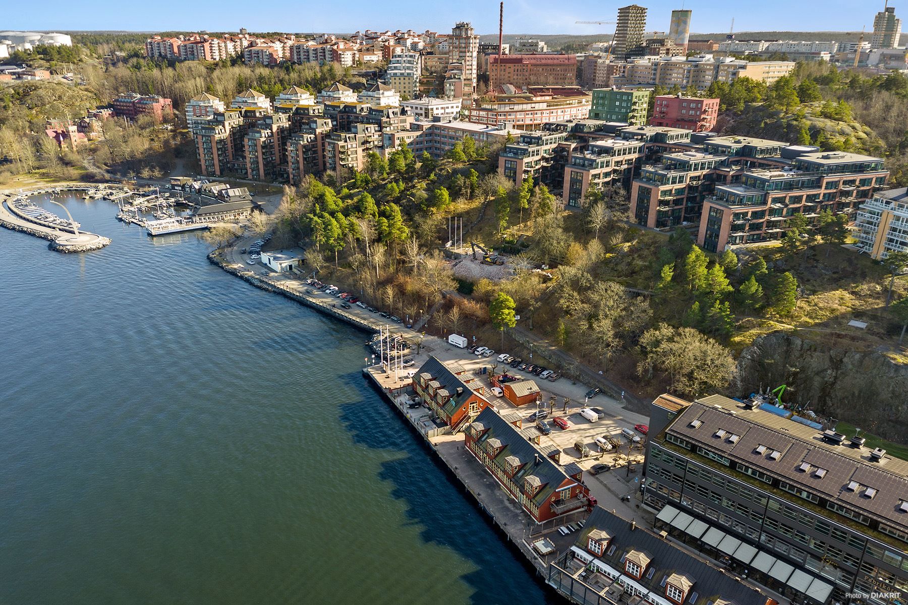 Nacka strand med sitt sjönära läge och sin blandade bebyggelse