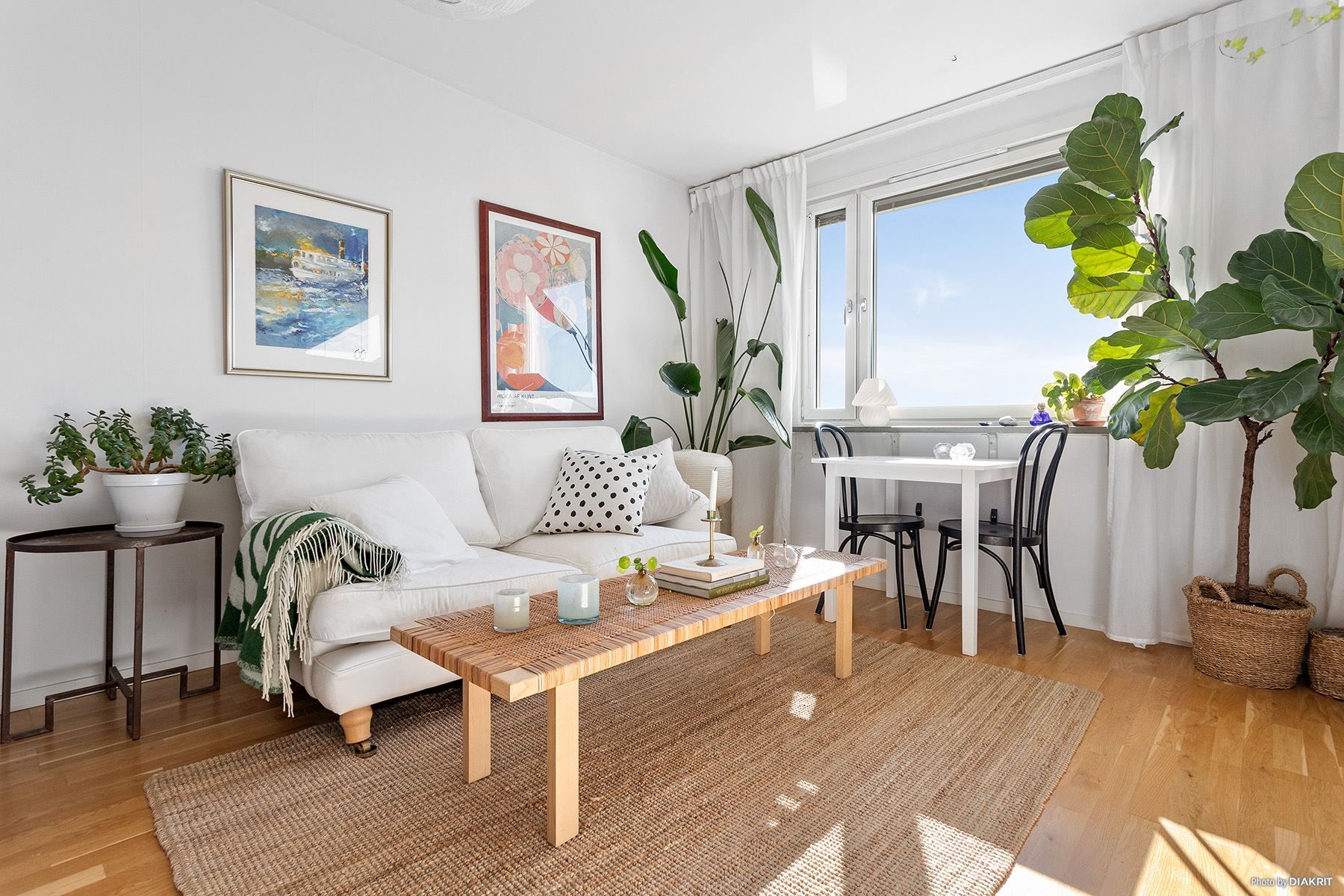 Rymligt allrum med plats för både vardagsrumsdel och matplats