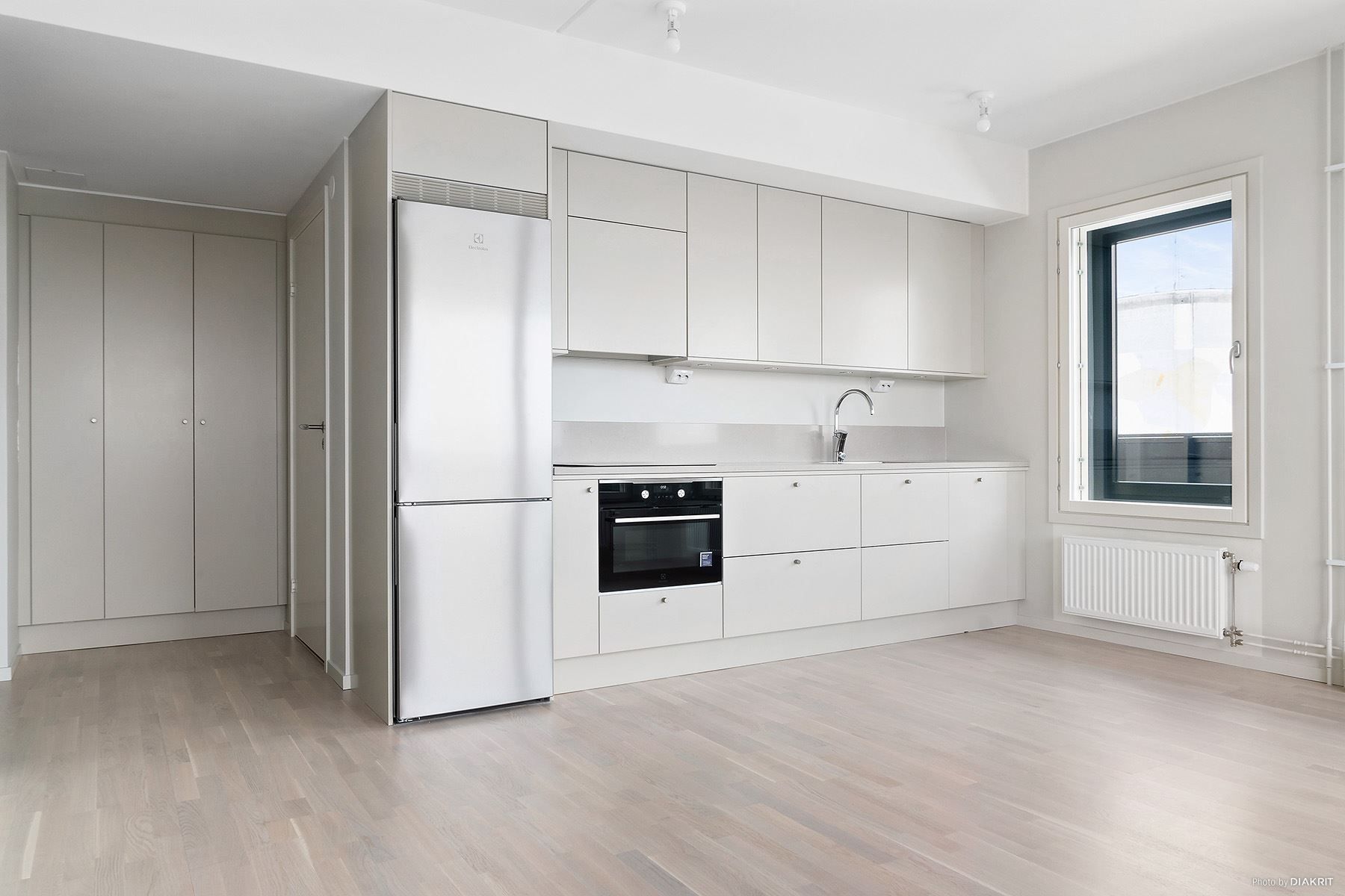 Kök från Vedum med bänkskiva och stänkskydd i kompositsten samt vitvaror från Electrolux