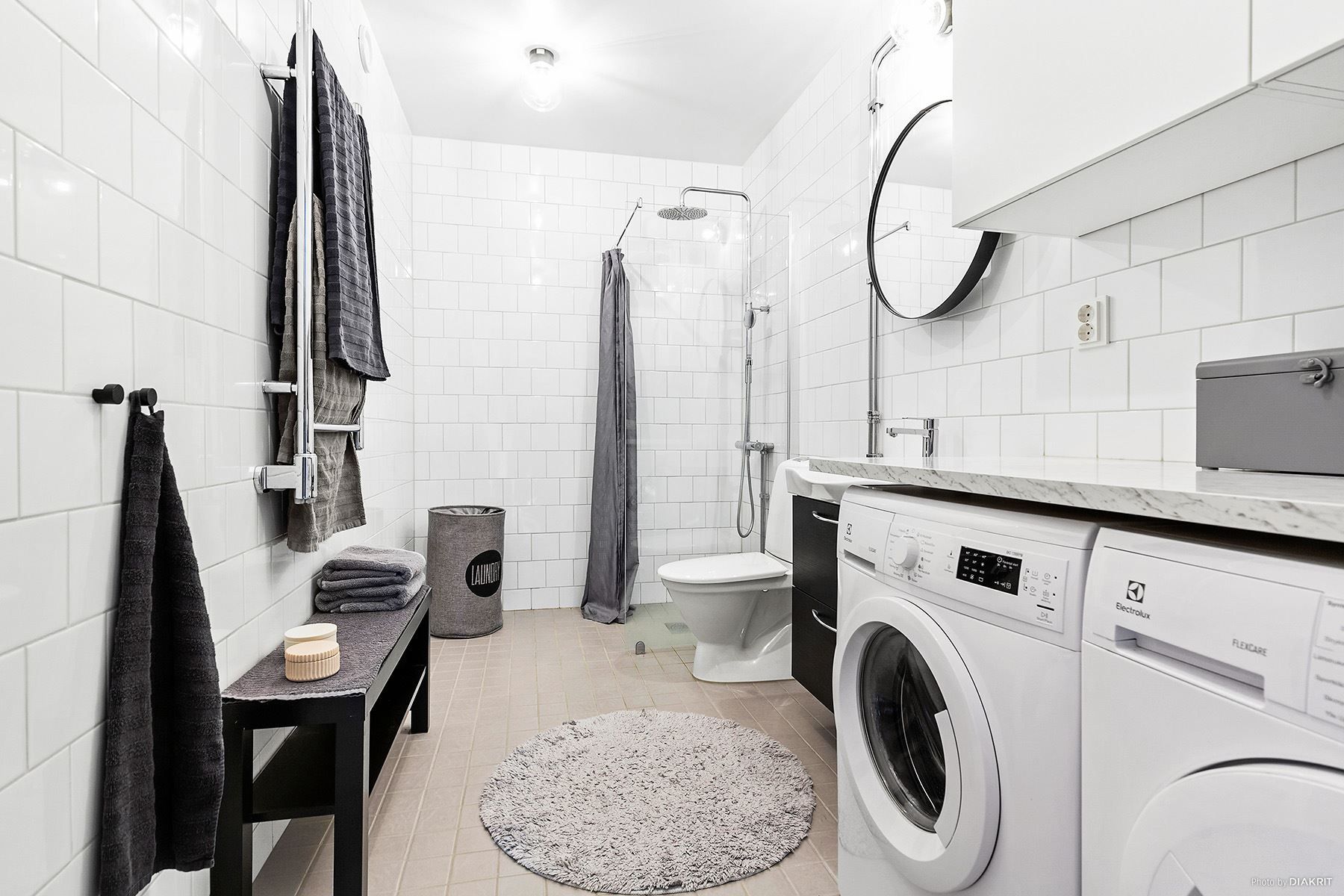 Badrum med tvättmaskin och torktumlare