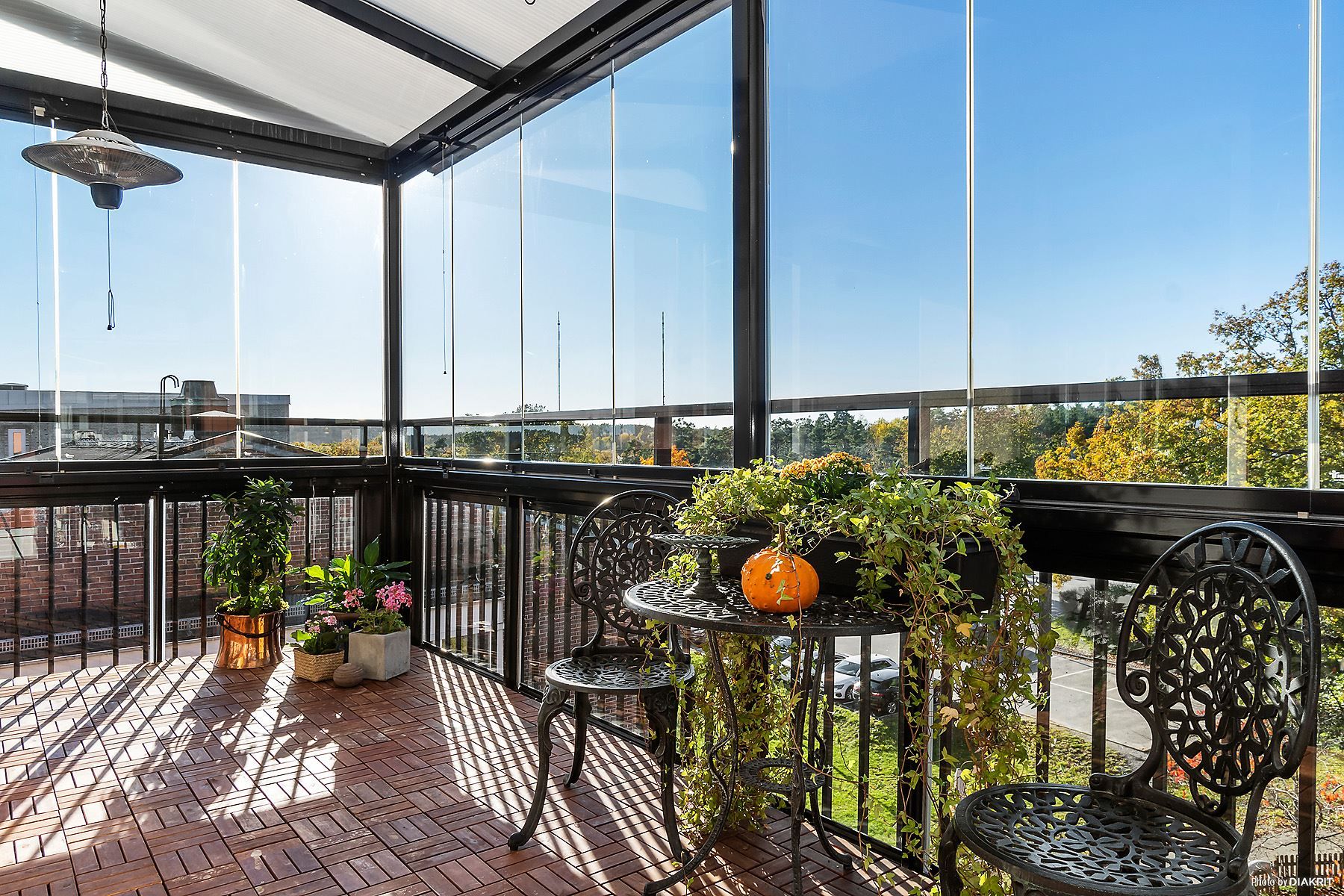 Här finns både en stor inglasad balkong i västläge......