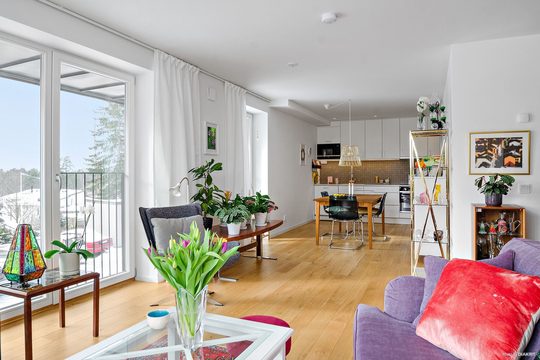 Öppen planlösning mellan vardagsrum och kök