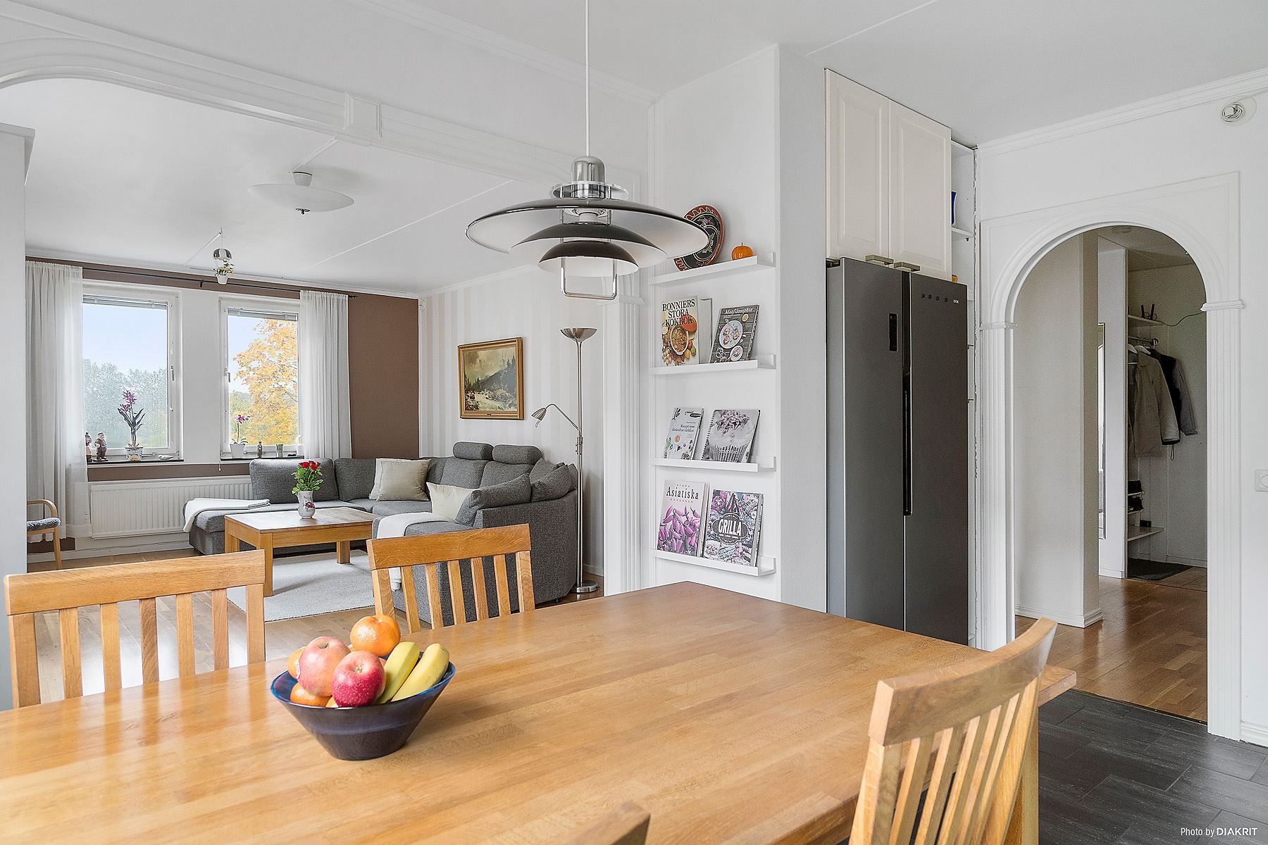 Matplats i köket, med öppning till vardagsrummet
