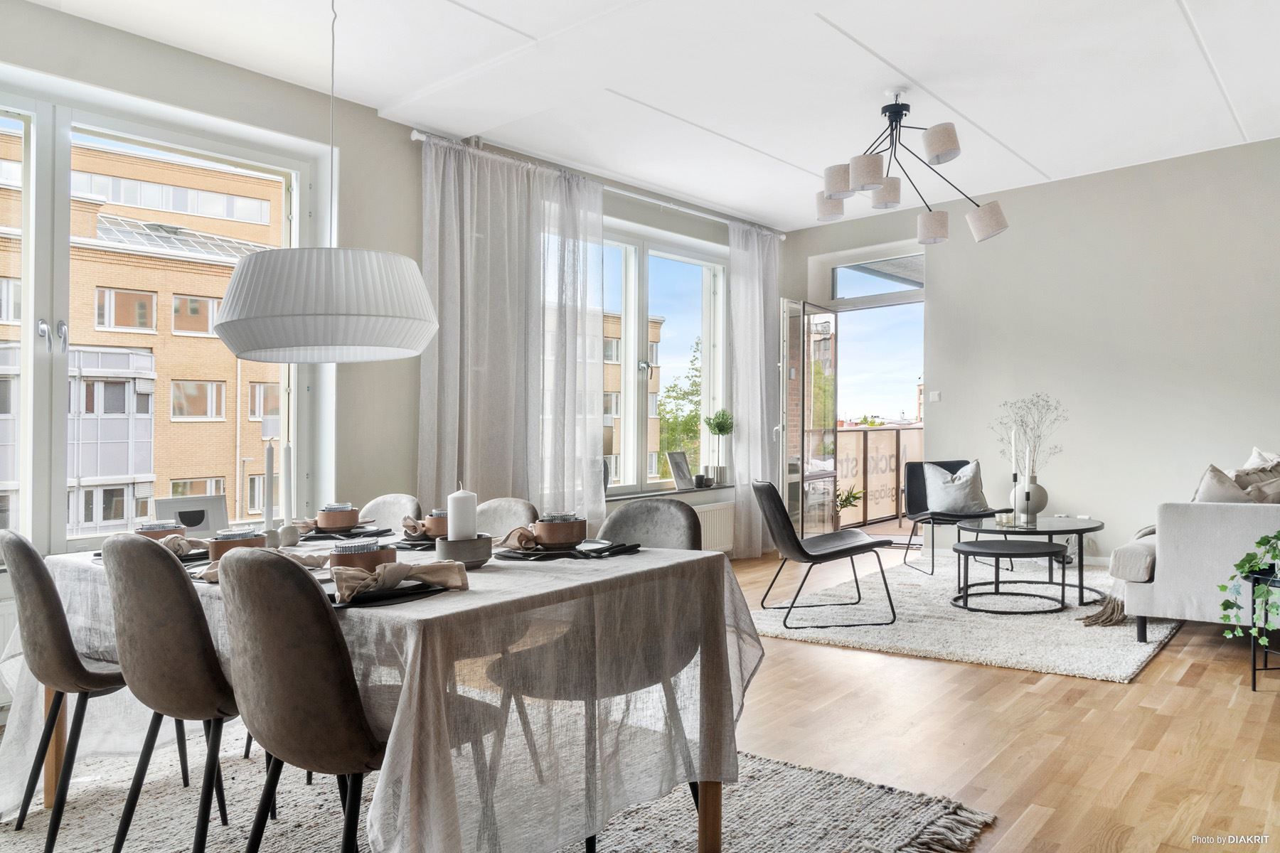 Extra högt i tak (2,9 m) och fantastiskt ljusinsläpp från stora fönster